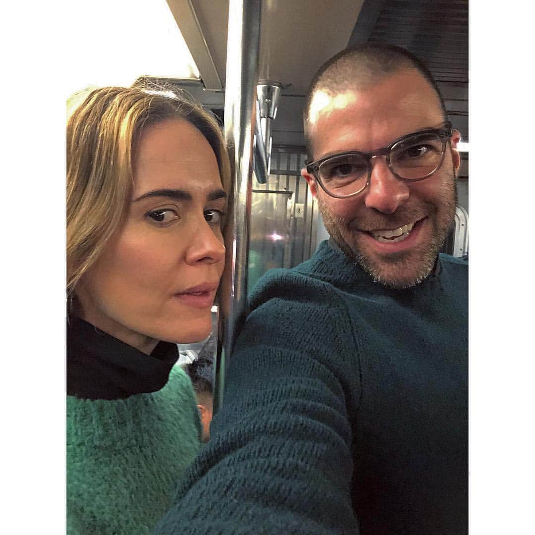 ザカリー・クイントのインスタグラム：「epic reunion matching outfits and all.  my 💚 is full of gratitude for you @mssarahcatharinepaulson」