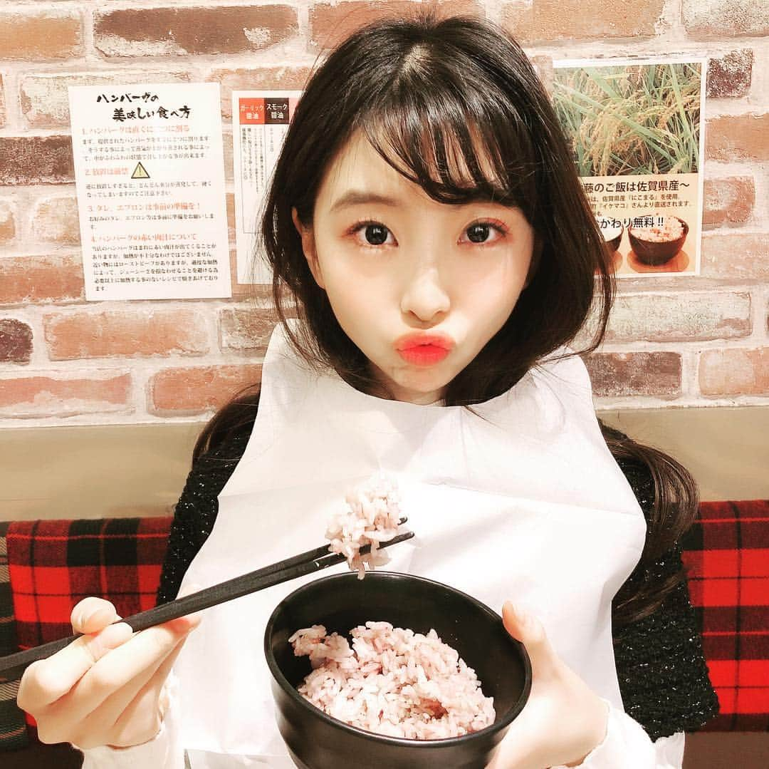 永松野々花のインスタグラム：「2018年も残すところ僅かになりました🐶 こうして無事に今日の日を迎えられることに今年ほど「ありがとう」という感謝の気持ちを伝えたいと思った年はありません。 全ての皆様に心から感謝申し上げます✨  皆様はどんな一年でしたか？  今年一年の締め括り 最後に出来ることは楽しく過ごすことかな☺️☺️☺️ 久しぶりに集まる家族や友達と笑い合えるそんな年末にしてください！  寒さ厳しい年の瀬ですが 暖かな心で 清々しい新年をお迎え下さいね〜🎍 #福岡食べまくりツアー  #一日4食 #顔がまるまるしてきた #朝ごはんにおもちを3個 #昼ごはんにおもちを4個 #反省しています」