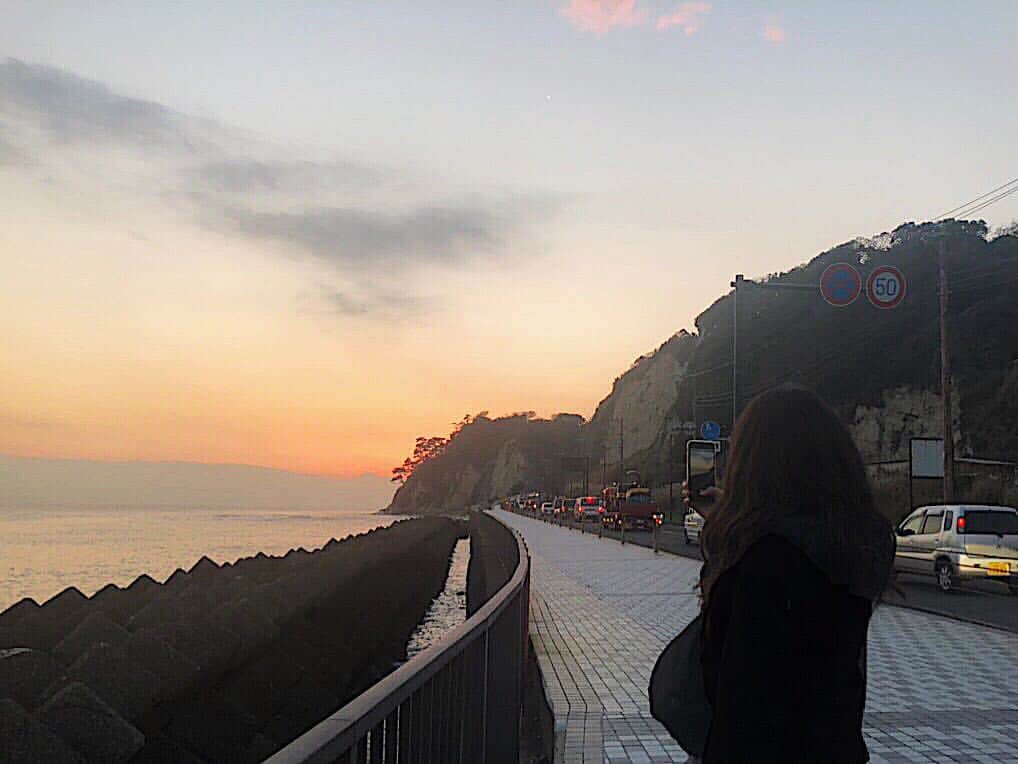 竹内夏紀のインスタグラム：「今年も一年大変お世話になりました！ インスタは自分のすきなように、自分らしく、いることが出来て楽しいな〜 いつもレスポンスしてくれてうれしいよ😆 来年もよろしくね🧞‍♀️ 良いお年を。 #2018 #今年も #お世話になりました #良いお年を #大晦日 #今年の #一番 #お気に入り #写真 #結局 #海 #私は海で出来ている #私は海 #kanagawa #shonan #yuigahama #sea」