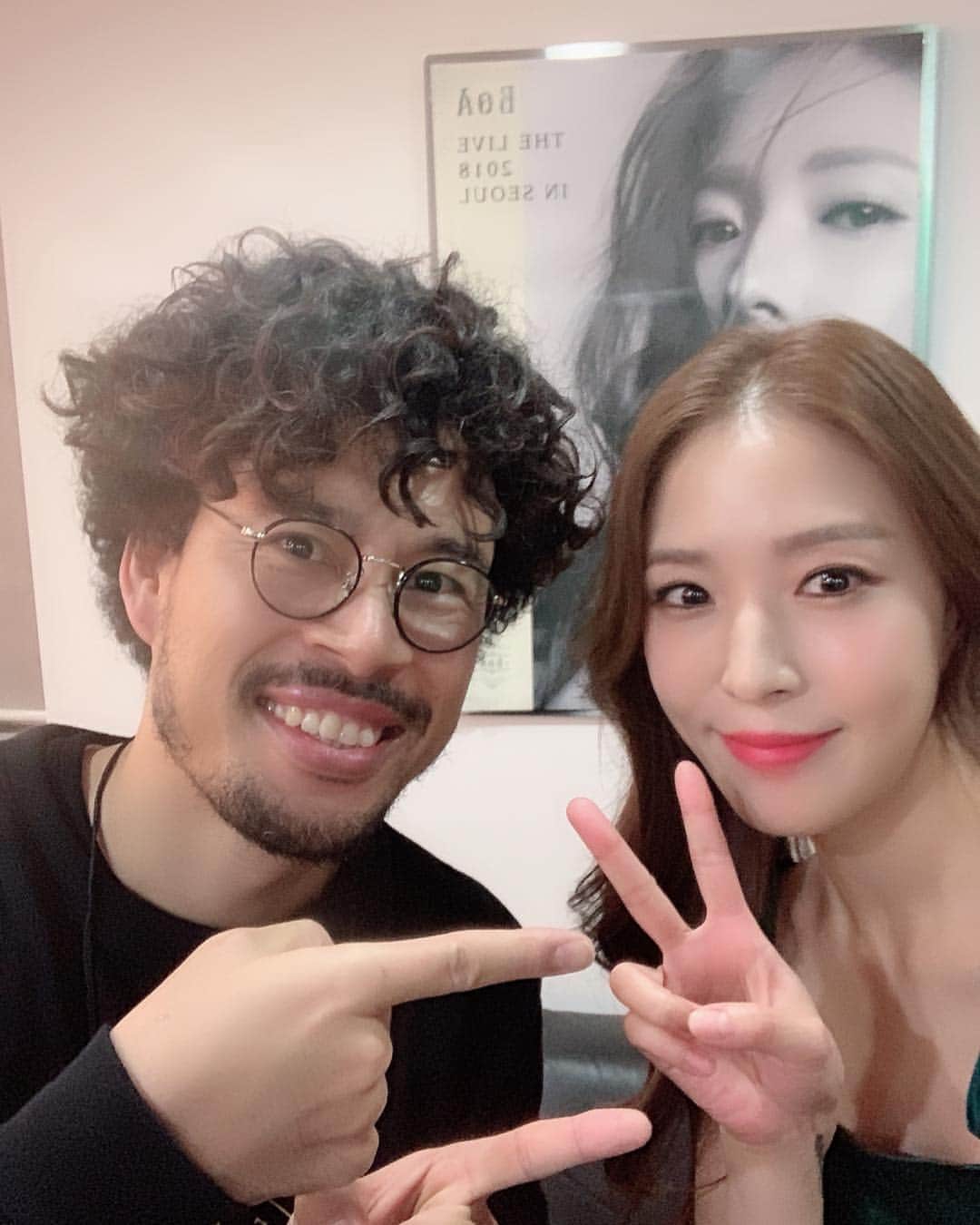 BoAのインスタグラム：「繊細で賢いうちの演出家ワーナー😍 今回も最高だった！そしてありがとうねー😘😘」