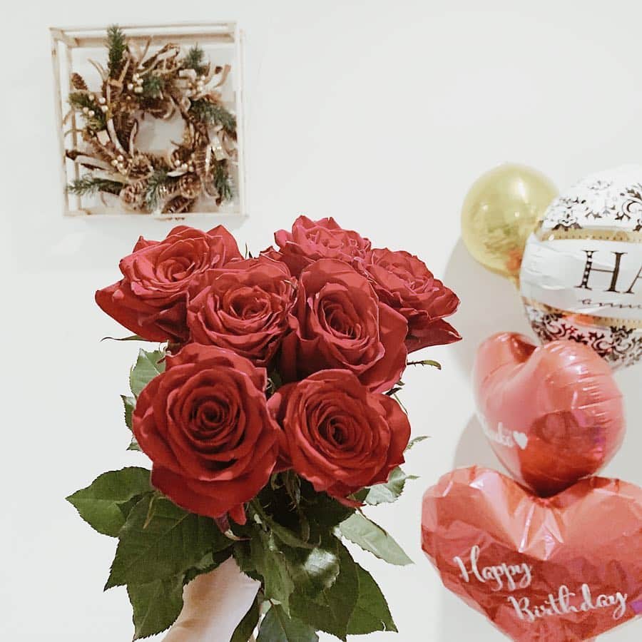 金ケ江悦子さんのインスタグラム写真 - (金ケ江悦子Instagram)「* 今年もおしまい。 お家のお花とバルーンにありがとさんして実家大阪へ❤︎ 皆さま、良いお年をお迎えください❤︎ ・ 悦子 ・ #2018 #年末 #大晦日 #良いお年を」12月31日 13時42分 - etsuko_kanagae
