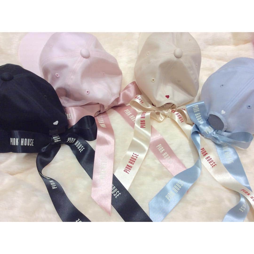 PINKHOUSE CHELSEAのインスタグラム：「ロゴサテンリボン付きキャップ🎀💐 col:Pink.Ivory.Black.Blue price:¥9,200+tax . . #pinkhousechelsea  #pinkhouse #ピンクハウス #ピンクハウスチェルシー #キャップ #リボン #ロゴ #サテンリボン #帽子 #新作 #小物 #プレゼント #newarrivals #kawaii #cap #ribbon #fashion #girly #code #casual」