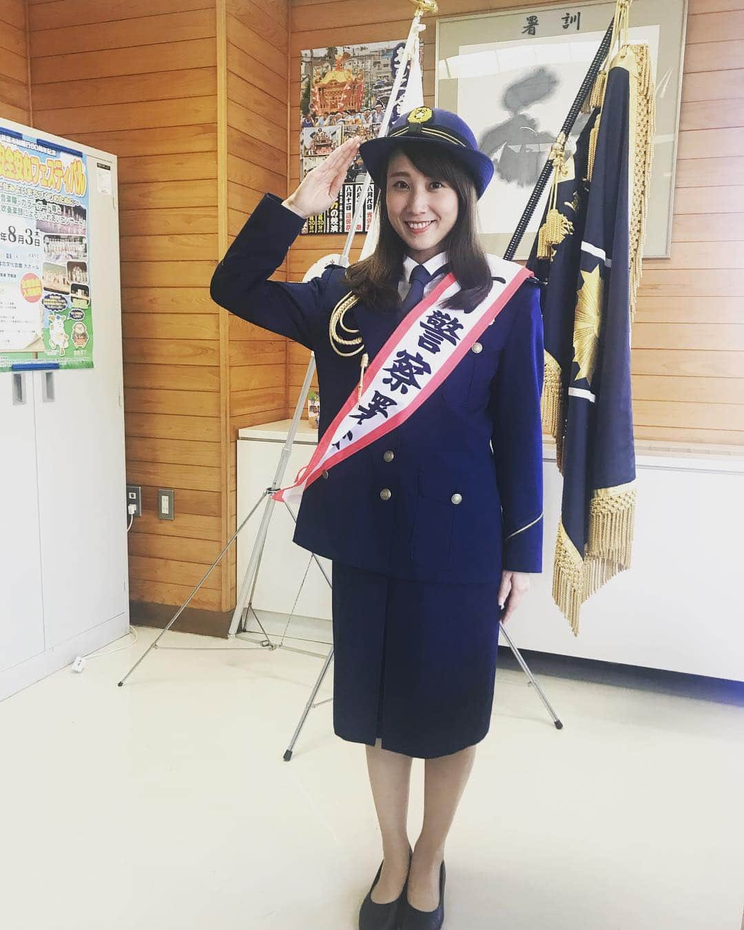 柴田平美さんのインスタグラム写真 - (柴田平美Instagram)「年が変わる前に 地元根室の １日警察署長を 務めたときの写真を😊  敬礼っ(｀_´)ゞ  署長椅子に座らせていただき ご満悦。笑  UHBアナウンサーとしては 初めてのことだそうで 地元に少しですが 貢献できて嬉しかったです！  2018 夢が一つ叶いました⭐️ #一日警察署長  #根室 #地元 #北海道 #uhb #アナウンサー」12月31日 14時11分 - narumi.shibata99