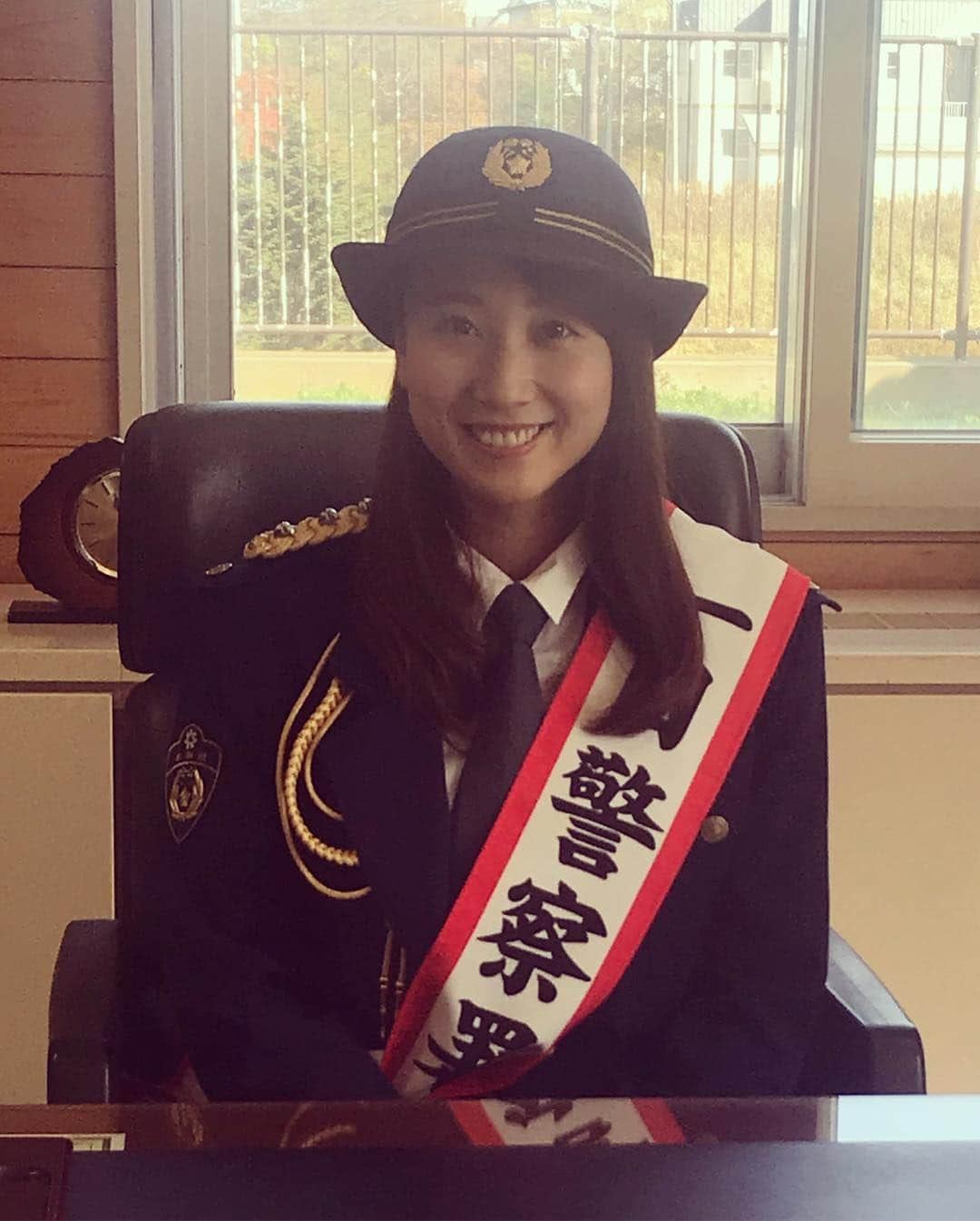 柴田平美さんのインスタグラム写真 - (柴田平美Instagram)「年が変わる前に 地元根室の １日警察署長を 務めたときの写真を😊  敬礼っ(｀_´)ゞ  署長椅子に座らせていただき ご満悦。笑  UHBアナウンサーとしては 初めてのことだそうで 地元に少しですが 貢献できて嬉しかったです！  2018 夢が一つ叶いました⭐️ #一日警察署長  #根室 #地元 #北海道 #uhb #アナウンサー」12月31日 14時11分 - narumi.shibata99