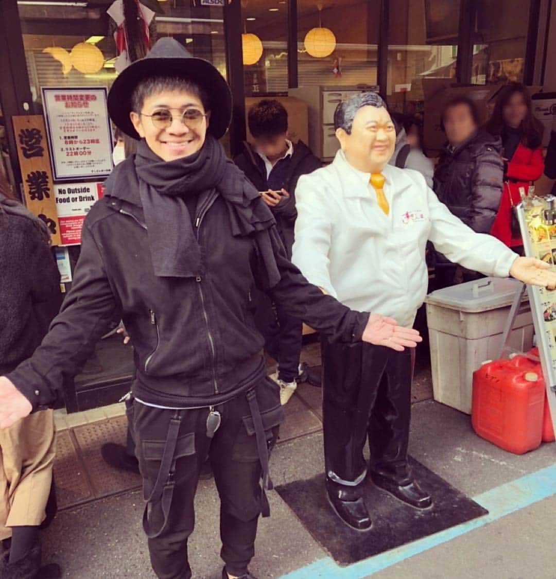 和田正人さんのインスタグラム写真 - (和田正人Instagram)「社長の人形と写真を撮ったら、近くでホンモノがマグロ捌いてました。5千円でマグロ買ってもっかい記念写真。良いお年を。 #築地場外市場 #すしざんまい  #築地場外市場 #すしざんまい」12月31日 14時58分 - daaaaaawaaaaaa