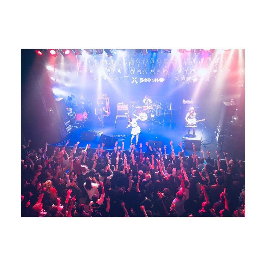 廣瀬茜さんのインスタグラム写真 - (廣瀬茜Instagram)「2018.12.01 WORLD DOMINATION TOUR 2018-2019【侵略】@熊本B.9 . ミクが生まれ育った熊本🕊 . いつ来てもフロアが灼熱すぎて酸欠状態になります…！大量の汗かいて動いてるから、熊本に来る度に絶対痩せると思う。最高なダイエット方法🐖✨ . ミク嬉しそうだったなー❣️嬉しすぎて身体が半端ない角度で曲がってるもんね！(写真4枚目) . そして！ミクと熊本のご主人様・お嬢様にどうしてもサプライズがしたかったので、さいちゃんと「くまもとサプライズ！」のダンスをサプライズ披露しました🕺★(撮影KANAMI🎥) . 前日ホテルで夜中の2時までめっちゃ頑張って2人で練習した。くまもとサプライズ！のYouTubeの動画再生回数は私達がめっちゃ伸ばしたはず。笑 . ちなみに今年一番緊張した瞬間でした。(めっちゃ笑顔だけど実際緊張で手足ガクブル) . サプライズ大成功で良かった💓 . 空港にくまモンのプリクラ機があったからみんなでプリクラ撮ったんだけど、BGMがくまもとサプライズ！でハイパーテンションあがりました！」12月31日 15時06分 - akane_bandmaid