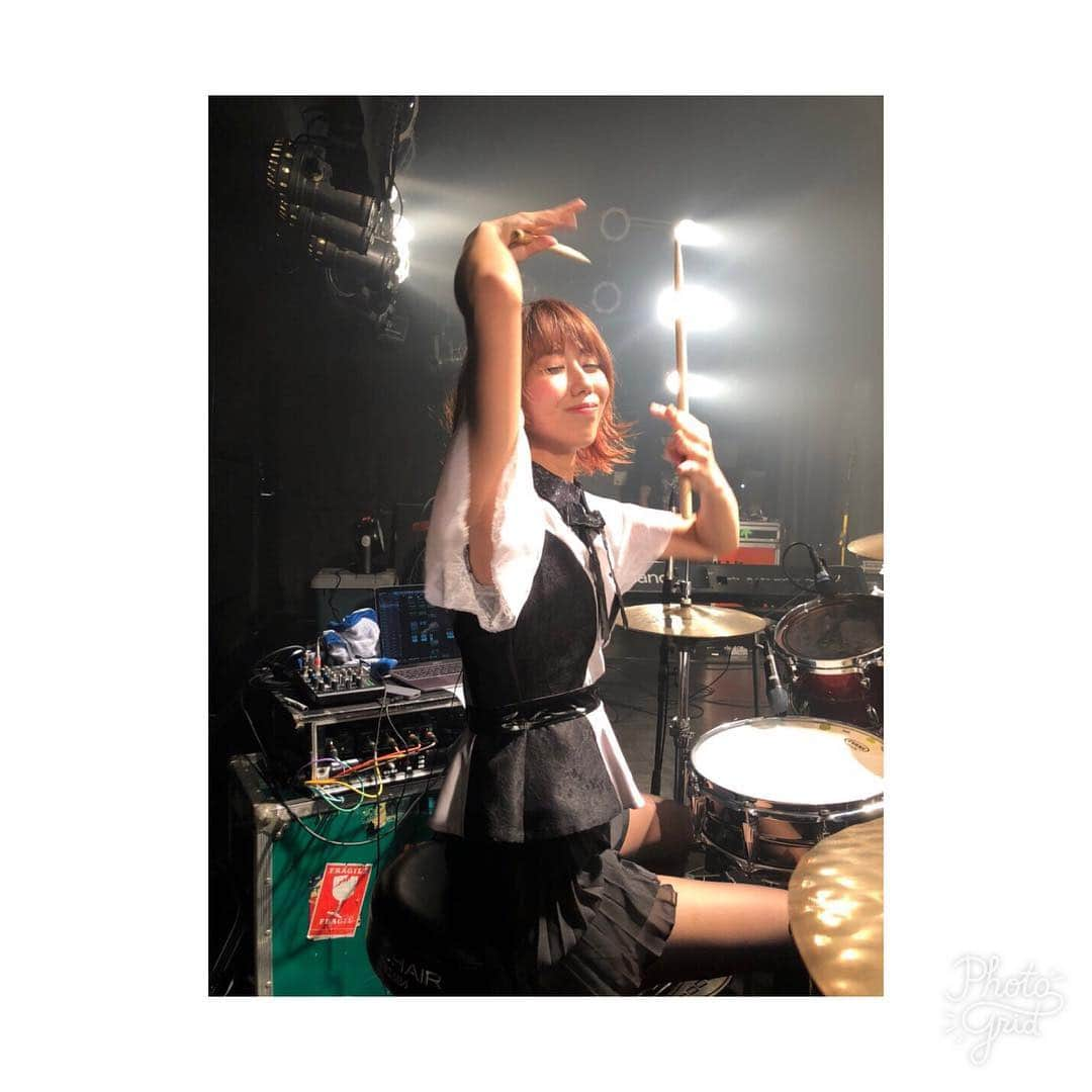 廣瀬茜さんのインスタグラム写真 - (廣瀬茜Instagram)「2018.12.01 WORLD DOMINATION TOUR 2018-2019【侵略】@熊本B.9 . ミクが生まれ育った熊本🕊 . いつ来てもフロアが灼熱すぎて酸欠状態になります…！大量の汗かいて動いてるから、熊本に来る度に絶対痩せると思う。最高なダイエット方法🐖✨ . ミク嬉しそうだったなー❣️嬉しすぎて身体が半端ない角度で曲がってるもんね！(写真4枚目) . そして！ミクと熊本のご主人様・お嬢様にどうしてもサプライズがしたかったので、さいちゃんと「くまもとサプライズ！」のダンスをサプライズ披露しました🕺★(撮影KANAMI🎥) . 前日ホテルで夜中の2時までめっちゃ頑張って2人で練習した。くまもとサプライズ！のYouTubeの動画再生回数は私達がめっちゃ伸ばしたはず。笑 . ちなみに今年一番緊張した瞬間でした。(めっちゃ笑顔だけど実際緊張で手足ガクブル) . サプライズ大成功で良かった💓 . 空港にくまモンのプリクラ機があったからみんなでプリクラ撮ったんだけど、BGMがくまもとサプライズ！でハイパーテンションあがりました！」12月31日 15時06分 - akane_bandmaid