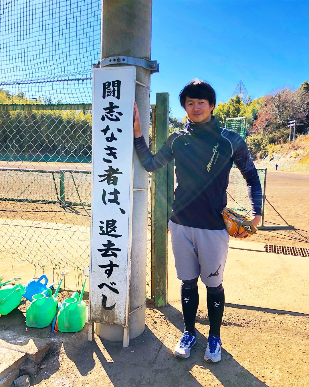 唐川侑己のインスタグラム：「今年もありがとうございました^ ^ 来年もよろしくお願いします‼️ 昨日母校に挨拶に行ってきました⚾️ この言葉を胸に、闘う気持ちを強く持って来年も頑張ります‼️ それでは皆さま良いお年をお迎えください。 #2018#成田高校#闘志なき者は退去すべし#これを言いながら一礼#2019」