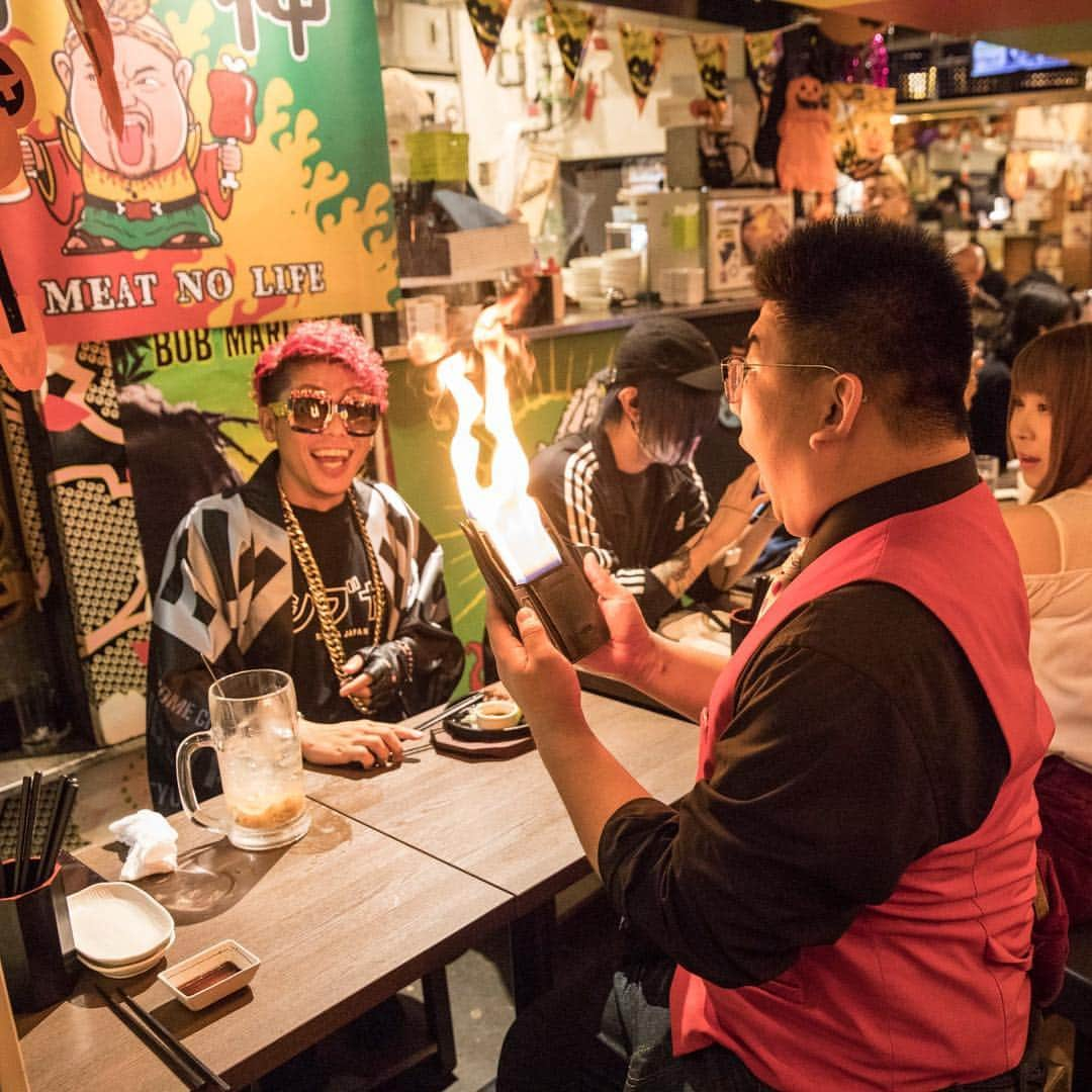 あっくんさんのインスタグラム写真 - (あっくんInstagram)「結果で証明する一年。 #shibuya #渋谷 #nikuyokocho #肉横丁 #magic #手品 #酒 #alcohol #チーズ #cheese」12月31日 15時18分 - akkun_shibuya