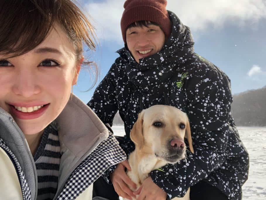 原口るりこさんのインスタグラム写真 - (原口るりこInstagram)「家族の時間♡ 大晦日✨早起きして雪山登山にきました⛰✨天気に恵まれ雪が光ってとっても綺麗☺️❄️✨✨✨気持ちいい汗かけました✨ #原口元気 #原口るりこ #原口えな #原口family #年末 #家族の時間 #雪山 #登山 #大晦日 #キャンピングカー #元気のパパママ #元気のお兄ちゃん夫婦 #ラブラドール4匹」12月31日 15時20分 - ruriko_haraguchi24