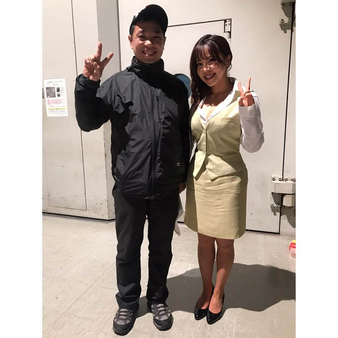 白川未奈さんのインスタグラム写真 - (白川未奈Instagram)「「ビートたけしのオワラボ」観たよーってコメントや連絡、沢山ありがとうございました💕 （この先長くなります笑） ・ ・ 一昨年&去年は、サンドウィッチマンさんと不倫コントして（笑） 今年は、ビートたけしさんとセクハラコント（笑） 年末はいつも以上に胸を寄せている気がします💙 ・ 3年連続で呼んで頂けた事、ビートたけしさんとコントが出来た事が夢のようで😭本当に嬉しかったぁ⭐️ バイきんぐさんとは初共演（小峠さんとはお久しぶりにお会いできました！）、阿佐ヶ谷姉妹さんには、爆乳ちゃんにずっと会いたかったのーと言って頂けて、、感無量でした😳 ・ ・ そしてもう一つ嬉しかった事があります。それは6年間ずーーーっとお仕事したいって願ってた、辻カメラマンとお仕事ご一緒出来たこと！ デビュー当時から応援して下さってて、プロレス観戦一緒に行ったり、仕事の相談乗ってもらったりと、沢山プライベートでお世話になっていたのです。でもなかなかお仕事するチャンスが巡ってこなくて。。。 そんな中、今回6年越しの願いがやっっっっと叶った収録だったんです。 ・ ・ ご一緒したいって願ってた方々と一緒にお仕事が出来る喜び。まだまだまだなんだけど、ここまでやってきてよかったなぁて胸がギュってなりました。 ・ 来年もまたこの番組に呼んでもらえるように、もっともっと頑張ります💓その為には、色んな所で活躍しなくちゃね！ #ビートたけしのオワラボ #フジテレビ」12月31日 15時27分 - mina_shirakawa