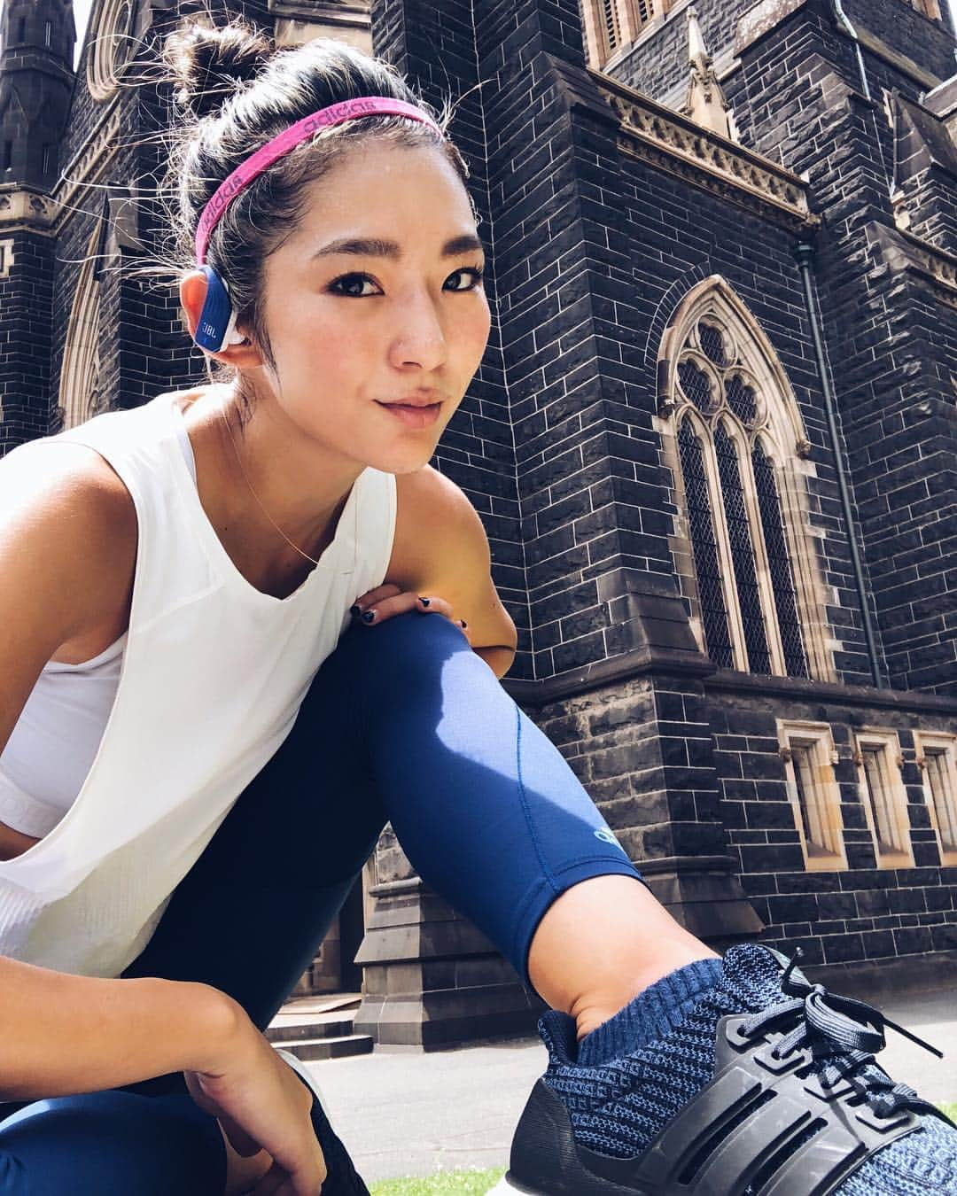 福田萌子さんのインスタグラム写真 - (福田萌子Instagram)「Melbourneの朝も勿論ランニング🏃‍♀️🇦🇺✨ 10kmも走れば観光名所を観ながら街の土地勘もついて一石四鳥ぐらい😜音楽よりも自然の音を楽しんで走ることが多いけど、やっぱり長距離になってくるとお気に入りの曲を聴きたくなる。 ・ 最近愛用している #ENDURANCEPEAK は耳にしっかりフィットしてくれるから集中したい時やジムでヨガをする時に使っています😊 イヤホンの部分がタッチコントロールになっていて、スワイプで音量があげられたりタップで次の曲に切り替えられたりするんです‼️ ・ 着けると自動的に電源も入るし、充電も10分するだけで1時間も保つから、機械にうとい私でも使いこなせる😍 何といっても完全ワイヤレスなのが嬉しいポイント✨ こんなイヤホンを待ってました！ ・ #JBL #ENDURANCE #音でアゲてけ #cosmopolitanpromotion」12月31日 15時25分 - moekofukuda