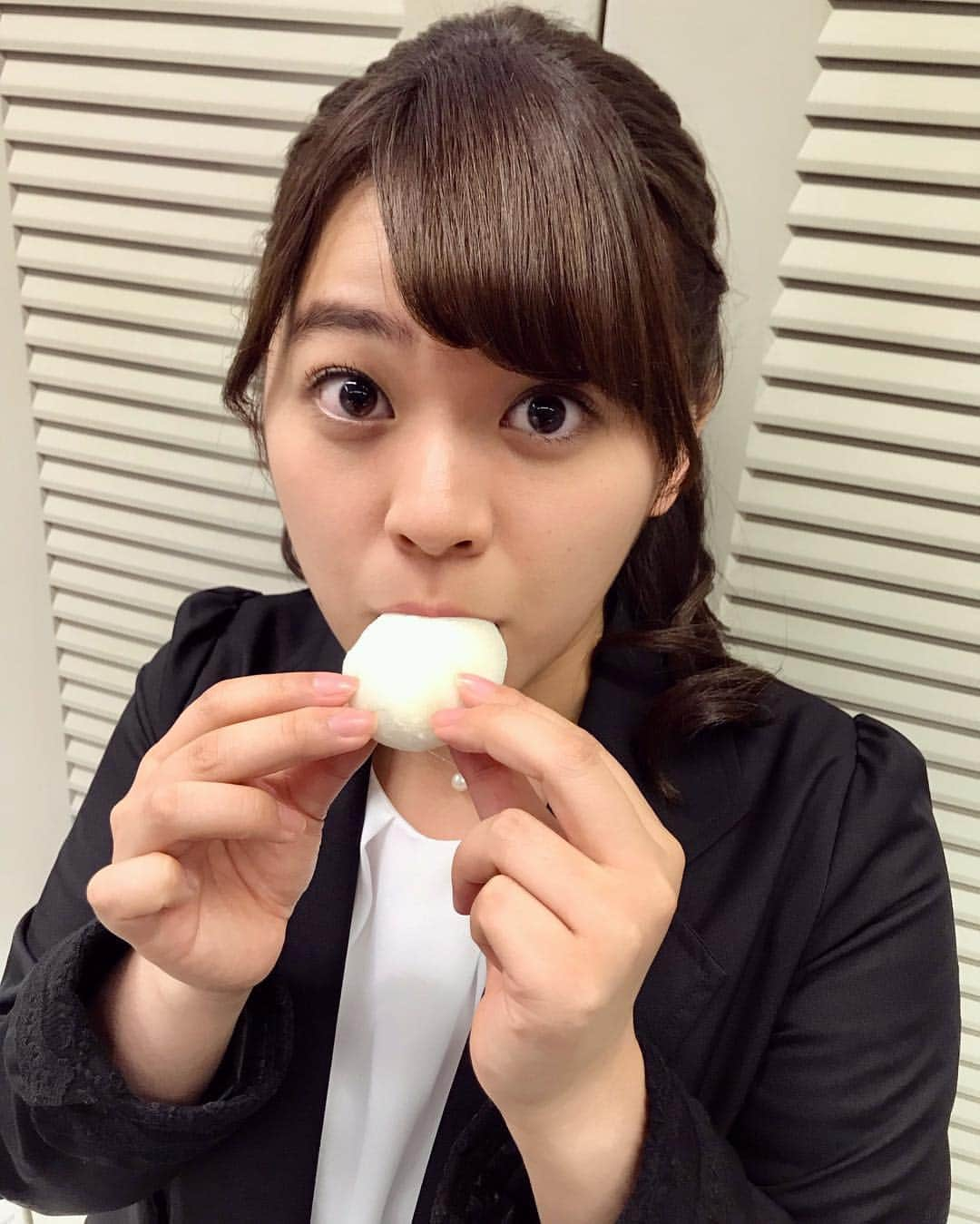 谷元星奈さんのインスタグラム写真 - (谷元星奈Instagram)「大晦日、仕事納めでした！👩🏻‍💼 今年 最後の仕事は、ニュースでした。 無事に 宿直勤務を終え、ホッとして、お餅をたくさん食べました！ 来たる2019年が皆様にとって素敵な一年になりますように✨ * #カンテレ#アナウンサー #大晦日#仕事納め#2018 から#2019 へ #お餅#谷元#どっちがお餅？#お餅がお餅を食べているみたい#お腹いっぱい#もちもちもちもち」12月31日 15時28分 - tanimoto_seina