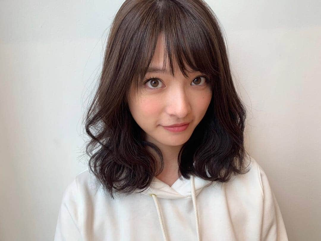 上田眞央のインスタグラム：「2018年最後はお久しぶり浅沼さんで😊 色もカットも完全お任せ🙏 浅沼さんが考案したスペシャルトリートメント『ケラティクル』が素晴らしくて😭✨ ありがとうございました！ . そして皆様！2018年もマイペースにお付き合い頂き、ありがとうございました🙇‍♀️ 良いお年をお迎えください💓  #violet  #violet表参道  #ケラティクル  #サラサラヘアー  #皆様  #良いお年を  #2018」