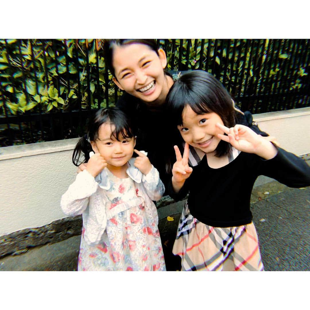 岡本玲さんのインスタグラム写真 - (岡本玲Instagram)「. wowow「パンドラⅣ」で親子役を演じた子供たちのクランクアップで撮った写真、載せていなかったのでぎりぎり2018年に。  山崎 莉里那ちゃん 野田あかりちゃん  作品内では私はほとんど泣くか怒るかしていたので、なかなか楽しいシーンはなかったけれど、ふたりとも人懐っこくて可愛くて、待ち時間に沢山和ませてくれました☺️ 今でも愛おしい、、！ また会えるといいなぁ。  またお母さん役やりたいなぁ！」12月31日 16時42分 - rei_okamoto