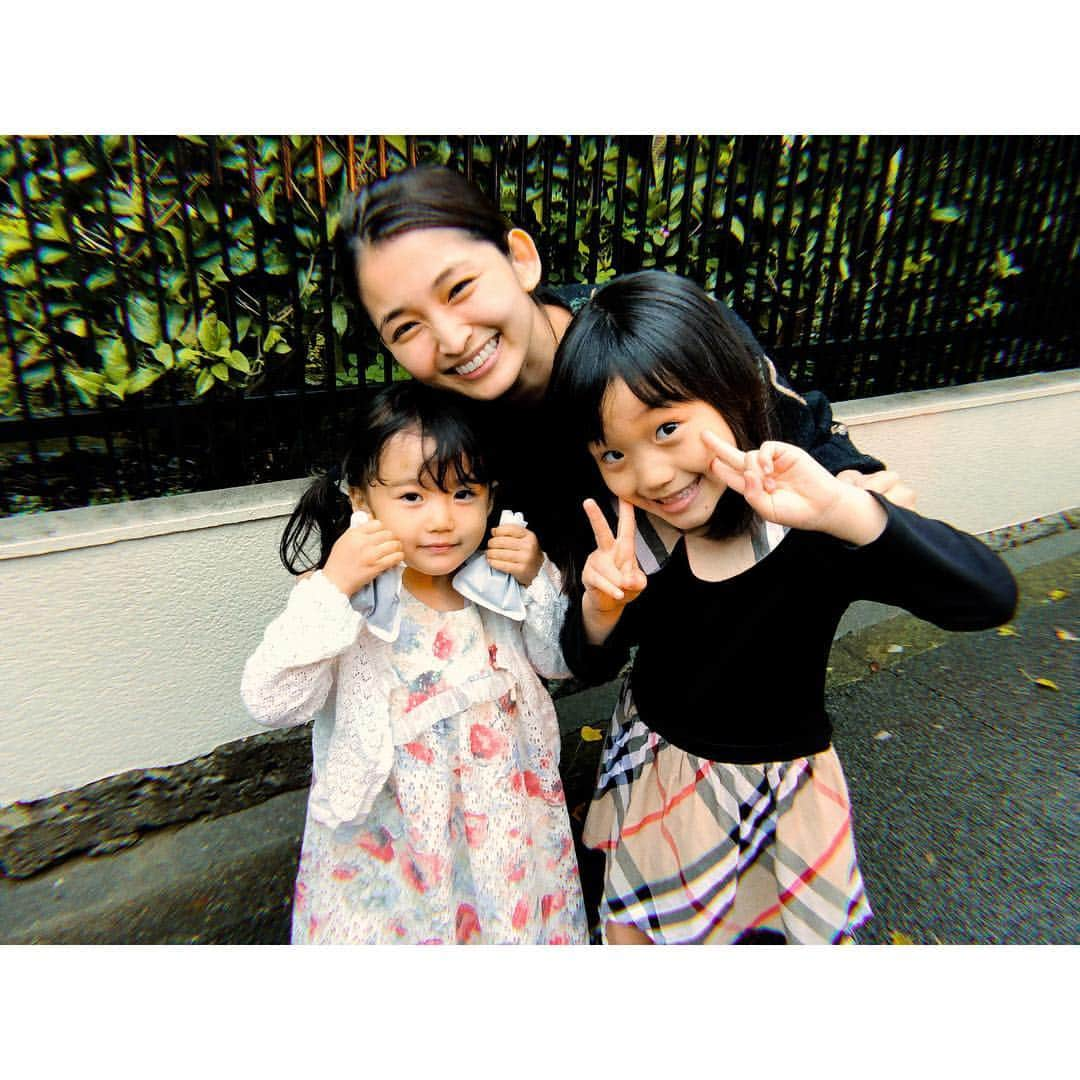 岡本玲さんのインスタグラム写真 - (岡本玲Instagram)「. wowow「パンドラⅣ」で親子役を演じた子供たちのクランクアップで撮った写真、載せていなかったのでぎりぎり2018年に。  山崎 莉里那ちゃん 野田あかりちゃん  作品内では私はほとんど泣くか怒るかしていたので、なかなか楽しいシーンはなかったけれど、ふたりとも人懐っこくて可愛くて、待ち時間に沢山和ませてくれました☺️ 今でも愛おしい、、！ また会えるといいなぁ。  またお母さん役やりたいなぁ！」12月31日 16時42分 - rei_okamoto