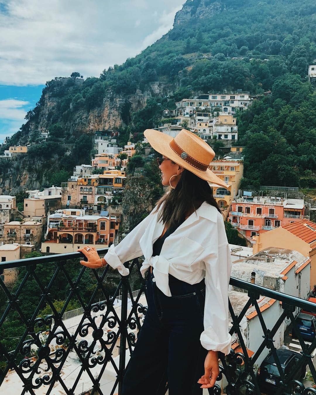 小竹麻美さんのインスタグラム写真 - (小竹麻美Instagram)「Positano&Capri 2018 June どの道を歩いても絵のような街並み。美しすぎる🍋毎日階段と坂を登りまくって、毎日パスタを食べました🍝とっても美味しいイタリアン🍅 日帰りでカプリ島にも行けてほんと貴重なイタリア旅行🇮🇹ポジターノまでは遠くて、トランジットや船移動も大変で気軽に行けない場所だから、行けたことが幸せ嬉しい💛💙人生一の船酔い経験しました😂⚓️ #italy#positano#bluegrotto#grottaazzurra#capri#capriisland#girlstrip#trip#italia#amlficoast#cruise#trip#perfect#perfectblue#island#cruising#ポジターノ#カプリ島#イタリア#南イタリア」12月31日 16時29分 - asamikotake