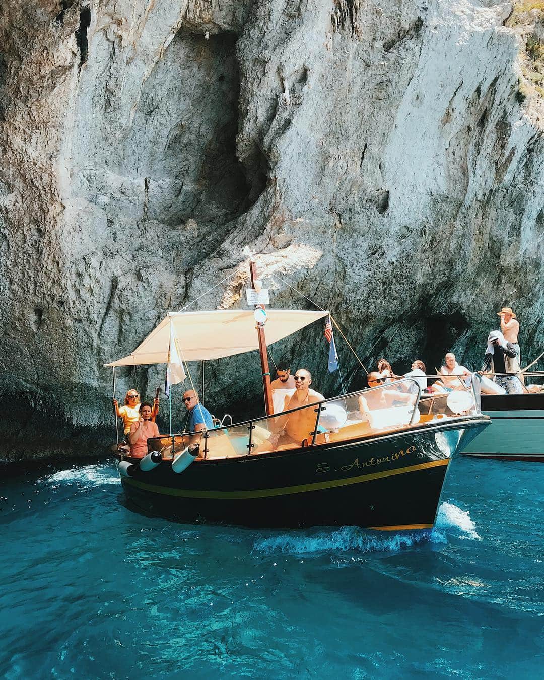小竹麻美さんのインスタグラム写真 - (小竹麻美Instagram)「Positano&Capri 2018 June どの道を歩いても絵のような街並み。美しすぎる🍋毎日階段と坂を登りまくって、毎日パスタを食べました🍝とっても美味しいイタリアン🍅 日帰りでカプリ島にも行けてほんと貴重なイタリア旅行🇮🇹ポジターノまでは遠くて、トランジットや船移動も大変で気軽に行けない場所だから、行けたことが幸せ嬉しい💛💙人生一の船酔い経験しました😂⚓️ #italy#positano#bluegrotto#grottaazzurra#capri#capriisland#girlstrip#trip#italia#amlficoast#cruise#trip#perfect#perfectblue#island#cruising#ポジターノ#カプリ島#イタリア#南イタリア」12月31日 16時29分 - asamikotake