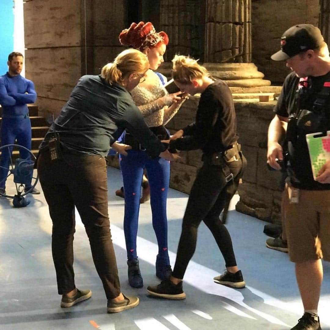 アンバー・ハードさんのインスタグラム写真 - (アンバー・ハードInstagram)「Some light reading behind the scenes of #Aquaman」1月1日 2時38分 - amberheard