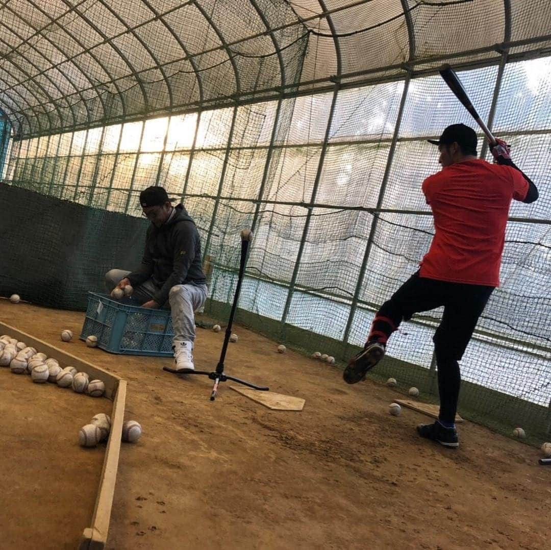 伊藤光さんのインスタグラム写真 - (伊藤光Instagram)「平成最後の大晦日は父と練習😬⚾️ コワい😵と言いつつもまだまだ僕の球捕れるしある程度投げれるからまだまだ元気ですね😏  そして朝方妹に子どもが産まれて、ヒカルおじさんになりました🙋‍♂️ 姪っ子可愛いすぎておじさん嬉しいです🥴  今年も応援ありがとうございました！ 来年はベイスターズの一員としてスタートを切れるので1年間チームの勝利に貢献できるように、個人的にここ数年思うような成績を残せていない分、全てを賭ける思いでやっていきたいと思います！  2019年もよろしくお願いします！  皆さま良いお年を！  #伊藤光 #横浜DeNAベイスターズ #29」12月31日 18時36分 - hikaruitoh29