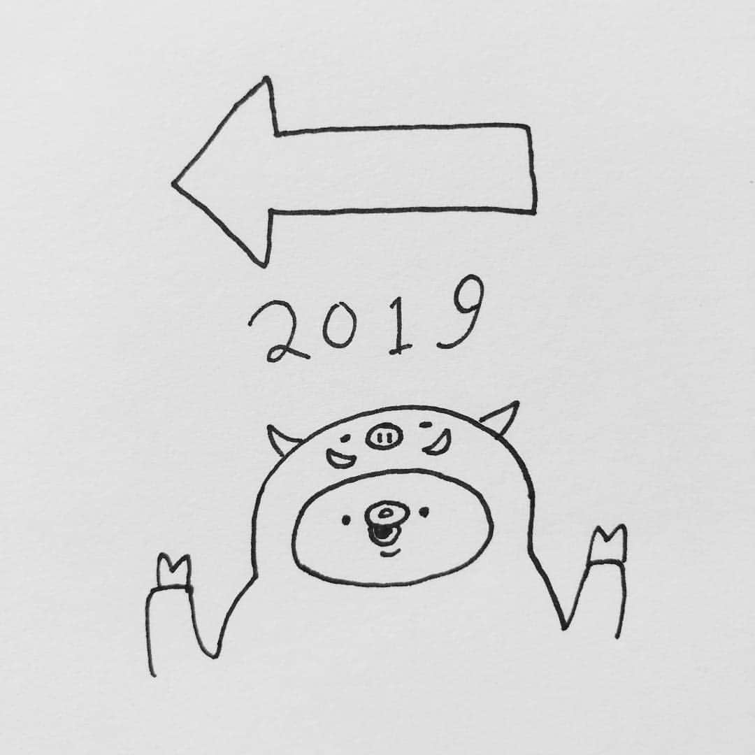 深川麻衣 さんのインスタグラム写真 - (深川麻衣 Instagram)「2018年は本当に本当にお世話になりました。 そして来年もなにとぞ、よろしくお願い致します！！ 2019年も皆さんにとって実りのある一年になりますように。感謝の気持ちをこめて✨ 今年もシュールなイラストで1年の締めくくりです。笑 猪の着ぐるみを着た、#もちうさだよ #フカ絵」12月31日 18時45分 - fukagawamai.official