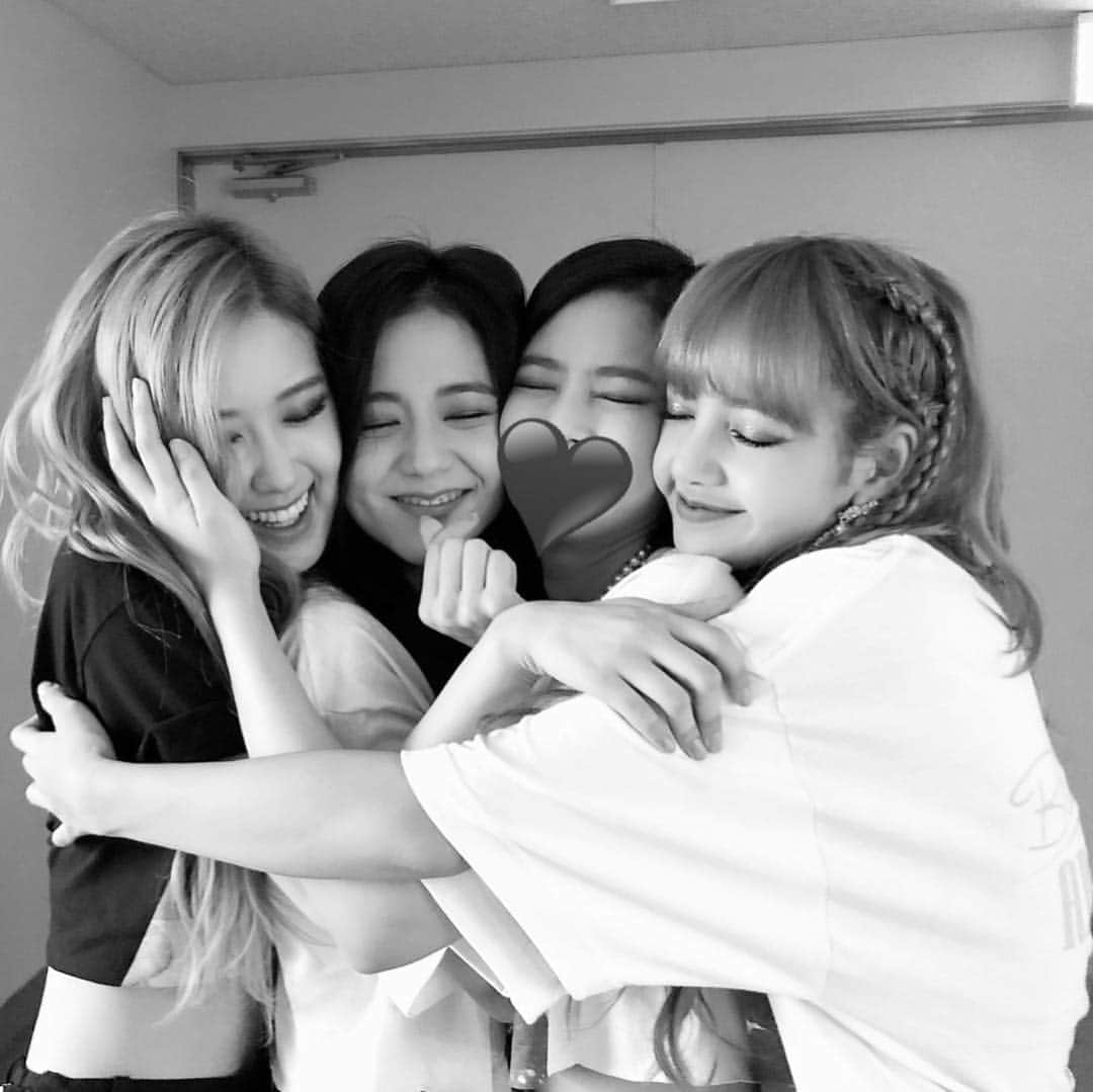 ジェニーさんのインスタグラム写真 - (ジェニーInstagram)「We laugh we smile we hug we love we care we work we cheer we cry we live we dream we eat we travel we dance we sing  we are blackpink ILOVEYOU블핑이들🖤」12月31日 18時55分 - jennierubyjane