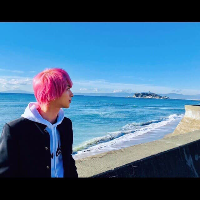 横浜流星さんのインスタグラム写真 - (横浜流星Instagram)「今年も充実した一年でした。たくさんの方々に感謝の気持ちでいっぱいです。 ドラマも日々試行錯誤し、匡平として全力で努めてます。早く皆さんに観て頂きたい。放送まで楽しみに待っていて下さい！！ また、明日1月1日夜6時からTBS"東京フレンドパーク"に出演しますので、是非ご家族で観て下さい！！！ #初めて恋をした日に読む話 #はじこい #放送までお楽しみに #東京フレンドパーク #楽しかった #緊張して力入り過ぎてます #温かく見守って下さい #今年もたくさんの応援ありがとうございました #来年もよろしくお願いします #よいお年を」12月31日 19時02分 - ryuseiyokohama_official