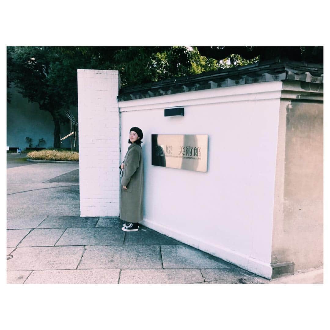 上原香代子のインスタグラム：「気づけば大晦日。 今年は育児しかしていないと言っても過言ではないほどの一年でした。 母親一年生で、色んなことに戸惑い悩み、かと思えば成長に感動したりと、とにかく泣いたり笑ったり本当に忙しかった。  毎日髪の毛もボサボサ、服装もいつも楽チンな格好になりキレイでイケてる母ちゃんになんて1ミリもなれてないけど、家族全員が健康で仲良く暮らせていることにとにかく感謝しながら今年を終えようとしています。  お世話になった方もそうでない方も、2018年もお疲れ様でした。 来年は5月から新年号になるし、時代の移り変わりが目まぐるしくなるのかな。 何はともあれ、来年も頑張る。そして楽しむ。  それでは、皆さまよいお年を。 #20181231」