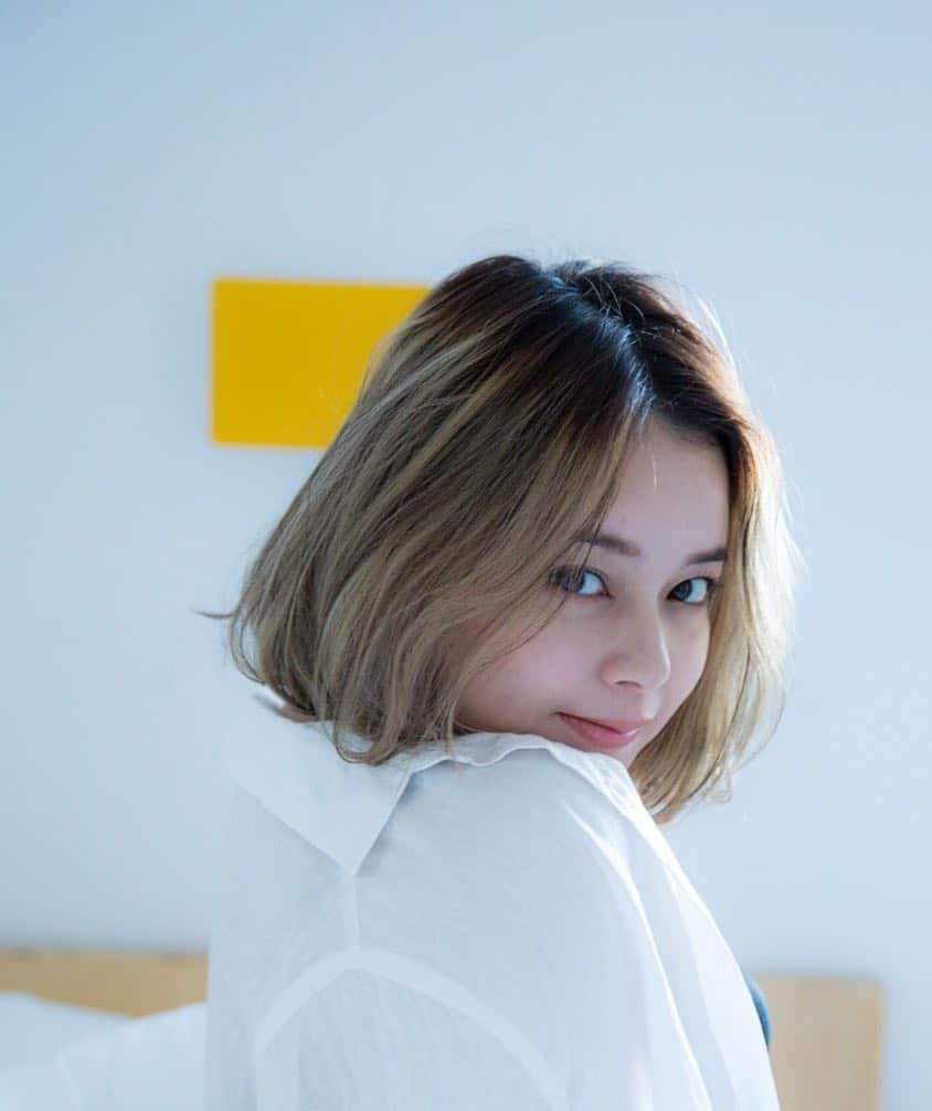 岸本セシルのインスタグラム：「2018年ありがとう🌼  今年は入籍して 妊娠して、式を挙げて 沢山の変化があったなぁ💭  慣れない事や 気持ちが追いつかなくて 沢山泣いたし、 でも 沢山笑った！  それは、やっぱり 支えてくれる人達がいるからだなぁと。  ふわふわと生きていた 28年間に、どしっと 構えてしっかり しなきゃと強く思えた 年でもあり…(遅っ)  感謝の一年になりました😊  来年はきっとばったばたの ひっちゃかめっちゃか だと思うけど、それはそれで 楽しみだなぁ💕✨ モデルとしても、一人の女性としても 温かく見守ってもらい、応援していただければありがたいです☺️笑🙏💛 #2018 #感謝の年 #変化の年 #来年もよろしくね❤︎」