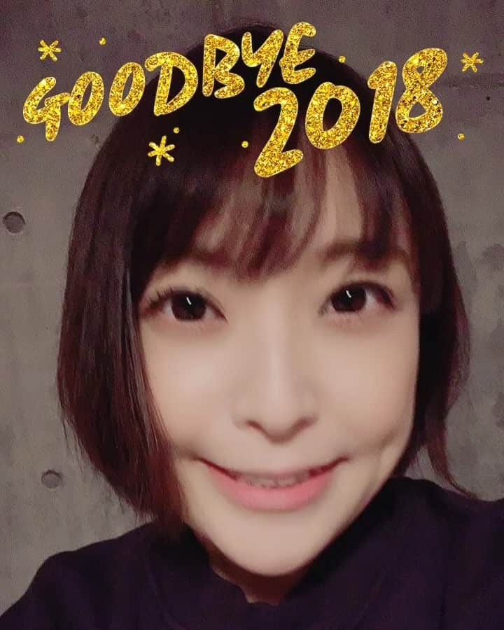 りりかのインスタグラム：「本当によく働いた2018！ まずはそんな充実した一年にしてくれたパートナー、カワサキさんに感謝を。 休みがあると不安になる私の圧を受け入れてくれて…笑、たくさんたくさんチャンスをくれました。そしていつも楽しみながら笑いの絶えない環境で歌わせてくれました。最高なマネージャーさんに巡り会えて本当に幸せです。カワサキさんありがとうございます。来年も楽しく一緒にお仕事できますように✨  リブラン関係者の皆様。 お茶会、ボイトレ、合唱などなど私のやりたいことを叶えて頂き、なるべくアットホームな会にしたいという願いも聞いてくださって、本当にありがとうございます！皆さんの優しさに包まれいつもとてもやりやすく感謝しています✨来年ももっとファンクラブを充実させられるよう頑張ります！！！ 家族友達お世話になっている皆々様。 予定が見えずいつも色々ギリギリなのになんとしても遊んでくれてありがとうございました😂💕 来年も沢山会えますように❤️❤️ ではでは、ファンの皆様へ伝えたいこと書きます。  応援してくれている皆様。 今年はみんなの前で昔の辛かった話を出すこと多かったと思う。ごめんよ。笑 それほどに今年は感謝が溢れるタイミングがありすぎました。 みんながいてくれて私がいます。 少しずつ積み重ねてきたものを、そしてファンのみんなとの関係性を、今まで以上に大切にする2019年にします。  毎年決める目標漢字一文字。 2018は「周」でした。 いろんなところで歌わせていただきかなり達成できた感はありますが、やはりまだまだという気持ちも。 会いに来て！というのは簡単。でも私からも会いに行きたいと思っている気持ちは来年もこの先もずっと続きます。がんばるよ。  2019年の目標漢字一文字は「私」に決定。 2018年、私はdeliverという作品に出会い、自分の可能性を自分で決めていたことを痛感しました。 変わることを怖がっていた私のその壁を壊し、みんなの前に立たせてくれて、あの日文字通り、みたことのない景色を見させてくれた恩師福山桜子さんに感謝しかないです。 未来のことはわからないけど、私は私も見たことのない私を探しに明日からも生きてみたいと思います。  年末はライブとイベントでみんなからたくさんのプレゼント、お手紙をいただきました。 きっと時間をかけて何がいいかなぁって考えて選んでくれたんだろーなーと、思いを馳せながら、また今の状況に感謝が溢れ、1人泣いた。 まぁみんな私が泣くことに慣れつつあると思うけど笑、毎回全身で全力で泣いてる。うん、ま、それはどーでもよくて。笑 お手紙も心に刻みながらとはこのことだなと思うくらいしっかりと読みました。 ありがとう。抱えきれない愛をどうにかして返していくから期待しててくれてよいよ😎笑  長くなりました。 想いの続きは年越しインスタライブで伝えますが一旦締めます！ 今年一年本当に本当にたくさん愛してくれてありがとう！！！ 彼氏がいなくても結婚できなくても、みんながいればええわって何回思ったことか。笑 山も谷もあるだろうけど来年もみんなの支えになれる存在でいられるよう沢山歌うぞー！！！ ではでは良いお年をお迎えください💕 ※インスタライブはファンタスマゴリックの方で22:00からやるよ。 世界一面白いうちの愛方まりゑをまだ知らないそこのあなた絶対みてね。 もちろん知り尽くしているそこのあなたも一緒に年越しましょう！ みれる方は後ほどね👍👍 #今年も一年ありがとうございました #来年も一緒にいっぱい歌いましょう #良いお年をお迎えください❤️」