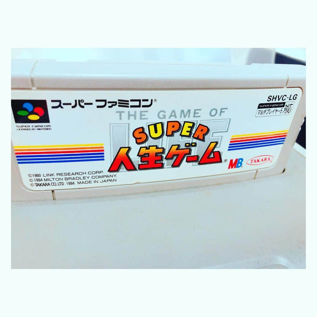 根本羽衣さんのインスタグラム写真 - (根本羽衣Instagram)「スーファミ❤️💛💚💙 この人生ゲームやってた方いるかな？  #スーパーファミコン #GAME #人生ゲーム #懐かしすぎる #姉妹でよくやってた #大晦日の夜」12月31日 19時28分 - ts_uichan1002