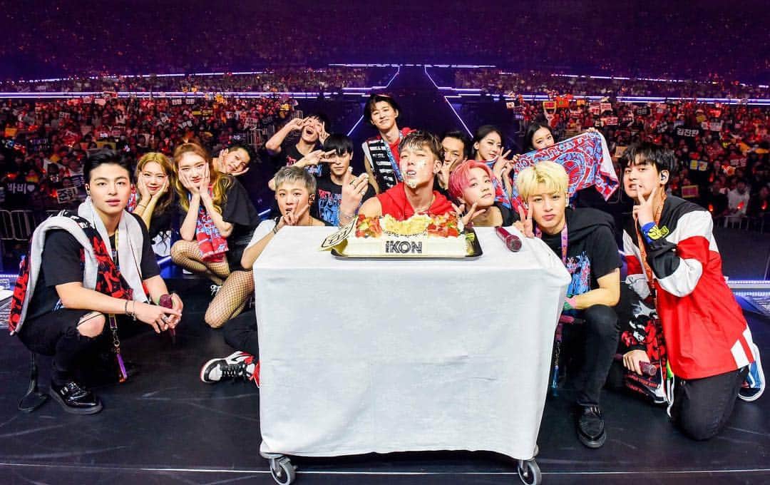 丸元美緒のインスタグラム：「12月22.23日iKON京セラ❤ 22日はばびのお誕生日お祝いできて推しが幸せそうなのが見れて最高に幸せやった😍 自分からケーキに顔面突っ込んでいったの可愛すぎた🤦‍♀️❤ 23日のオーラスはダブルアンコールあったしCLIMAXもJERKも聴けて嬉しかった😭💓 隣でずっとiKONの８人目のメンバーおったしなwww 1日目が神席やったから2日目は席的にはそんな良くなかったけど久々にあんなはしゃいだ🤣✨ いきなりやのに来てくれてありがとうやわ〜😊 また行こうね！！！ #iKON #바비생일축하해  @bobbyindaeyo  @shxxbi131  @gnani_____  @juneeeeeeya  @_dong_ii  @sssong_yh  @chan_w000」