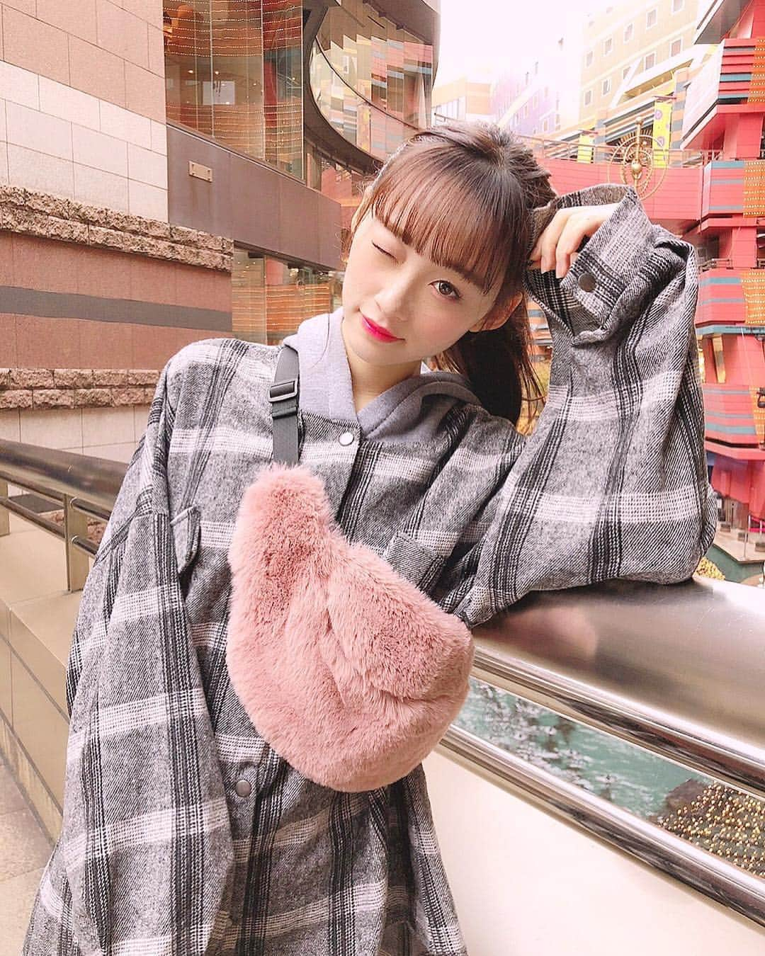 音嶋莉沙さんのインスタグラム写真 - (音嶋莉沙Instagram)「キャナルに行った時の写真の続きは☺️ 前髪薄めでメイクもいつもと違ったから いつもの莉沙じゃないかな😊 💕😊💕😊✨✨ ✨ 👗Risaコーデ👗 tops❤︎韓国のブランドで買いました！ bag❤︎ @apres_jour  #キャナルシティー博多 #Risaコーデ」12月31日 19時40分 - otoshima_risa