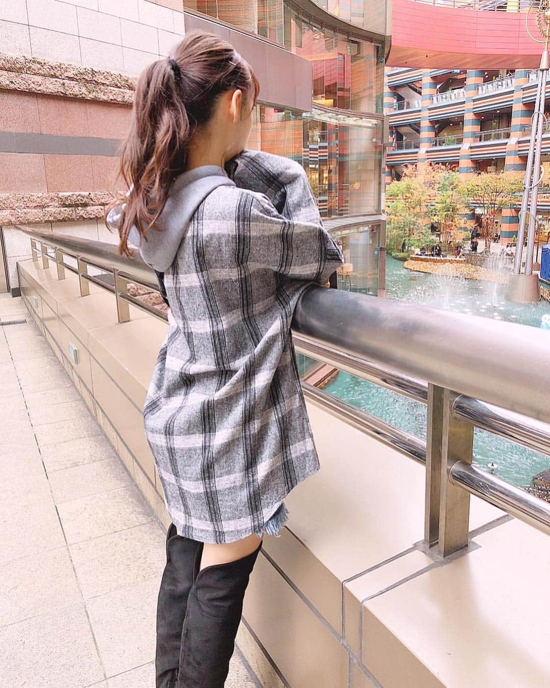 音嶋莉沙さんのインスタグラム写真 - (音嶋莉沙Instagram)「キャナルに行った時の写真の続きは☺️ 前髪薄めでメイクもいつもと違ったから いつもの莉沙じゃないかな😊 💕😊💕😊✨✨ ✨ 👗Risaコーデ👗 tops❤︎韓国のブランドで買いました！ bag❤︎ @apres_jour  #キャナルシティー博多 #Risaコーデ」12月31日 19時40分 - otoshima_risa
