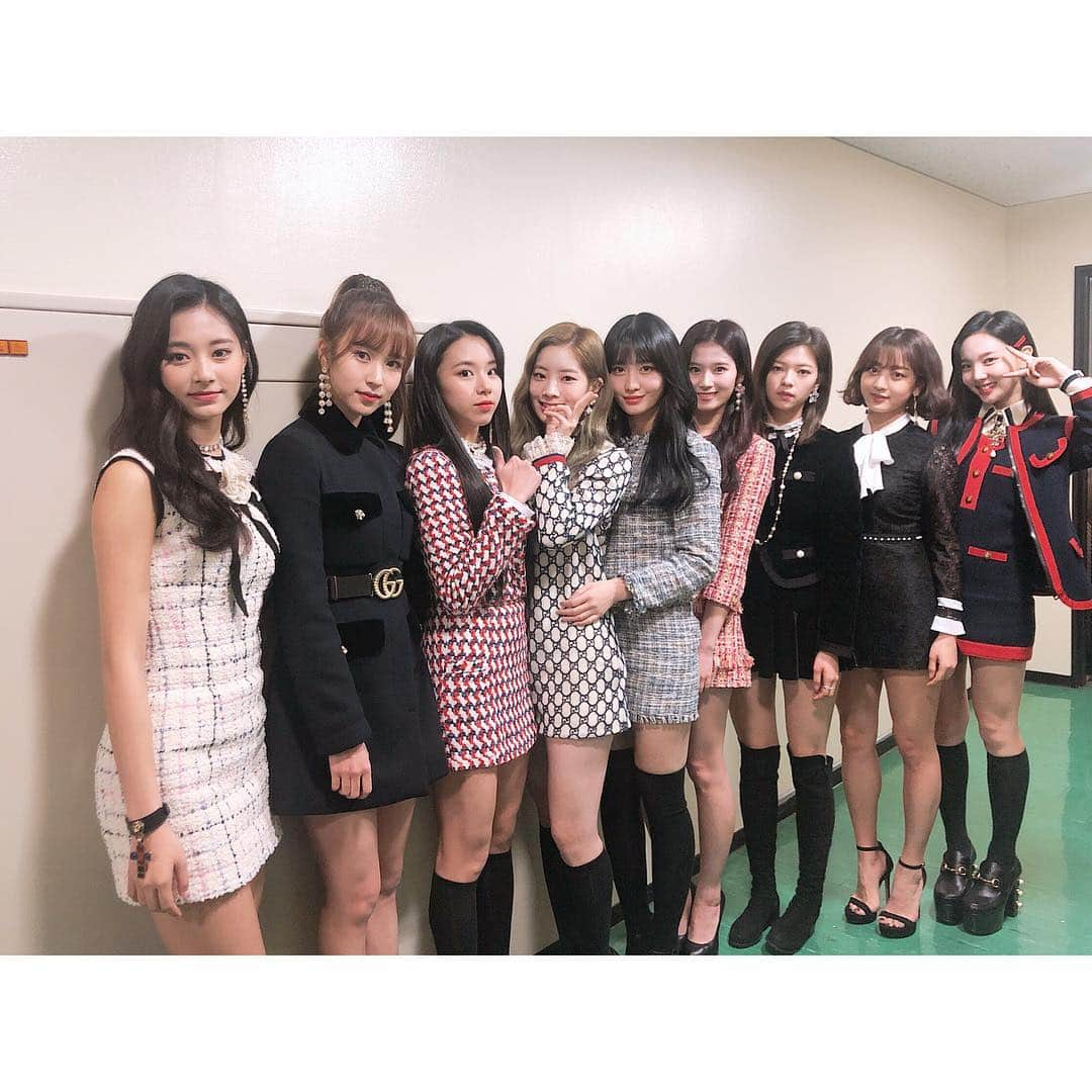 TWICE JAPANさんのインスタグラム写真 - (TWICE JAPANInstagram)「‪「第69回NHK紅白歌合戦」スタート！今年もたくさんの方に笑顔を与えられるようなパフォーマンスをお見せしますので最後まで見届けてください♪  #TWICE #NHK紅白‬」12月31日 19時46分 - jypetwice_japan