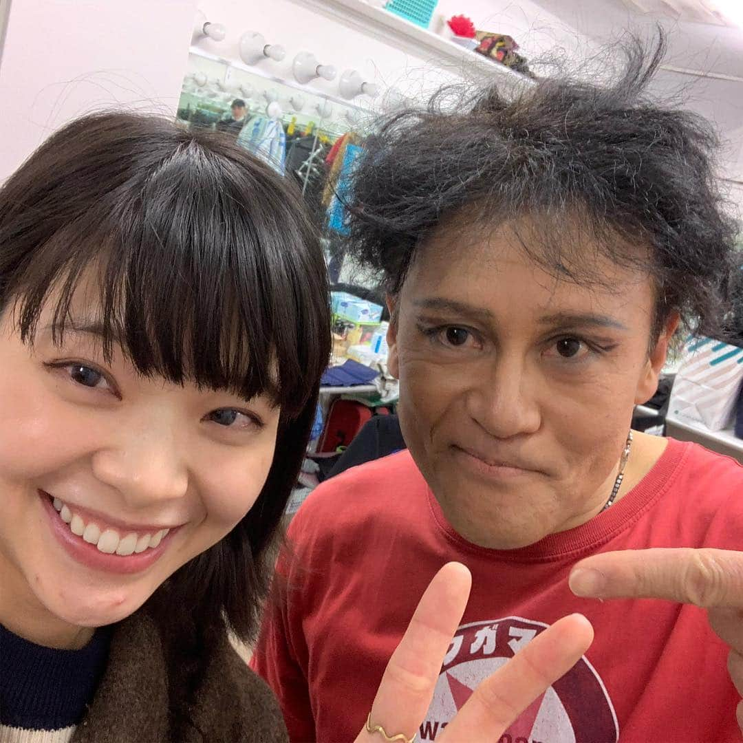 岸井ゆきのさんのインスタグラム写真 - (岸井ゆきのInstagram)「『メタルマクベスdisc3』 うわーい！たのしかったー！！！ ここに来るとみんなに会える！ 二年間のぐるぐる、お疲れ様でした、、、！ いのうえさんは『最後の回転だよ』ってニコニコしていました。遂げた人の顔。。敬礼！  ここにいると360度、走り出したくて仕方なくなる！笑 豊洲ごと抱きしめて、新感線の回転劇場納め。  メタマクぅ、たのしかったなぁ。 浦井さんもまさみさんも、もう皆様全員魅力爆発でバーンーザーイー🐰👧🏽🗣でした。 風髑髏が終わってから はや一年 ここへ観劇しにくる度 『おかえりなさい。』と迎えてくださったスタッフさんに大大感謝です。 わたしはただのファンなんだけれど この一言が毎回ほんとうにうれしかった。 最後のおかえりを聞いて向かう先は2019年ー！ なにがあるだろう 決め付けないでいくー またね、2018年！  いつも見てくださっているみなさんの 見えない力をより感じた一年でした。 ほんとうにどうもありがとう！ございます！ 来年もどうかよろしくおねがいします！ よいお年を！ あごニキビも終わってくれー👋🏼」12月31日 19時51分 - yukino_kishii