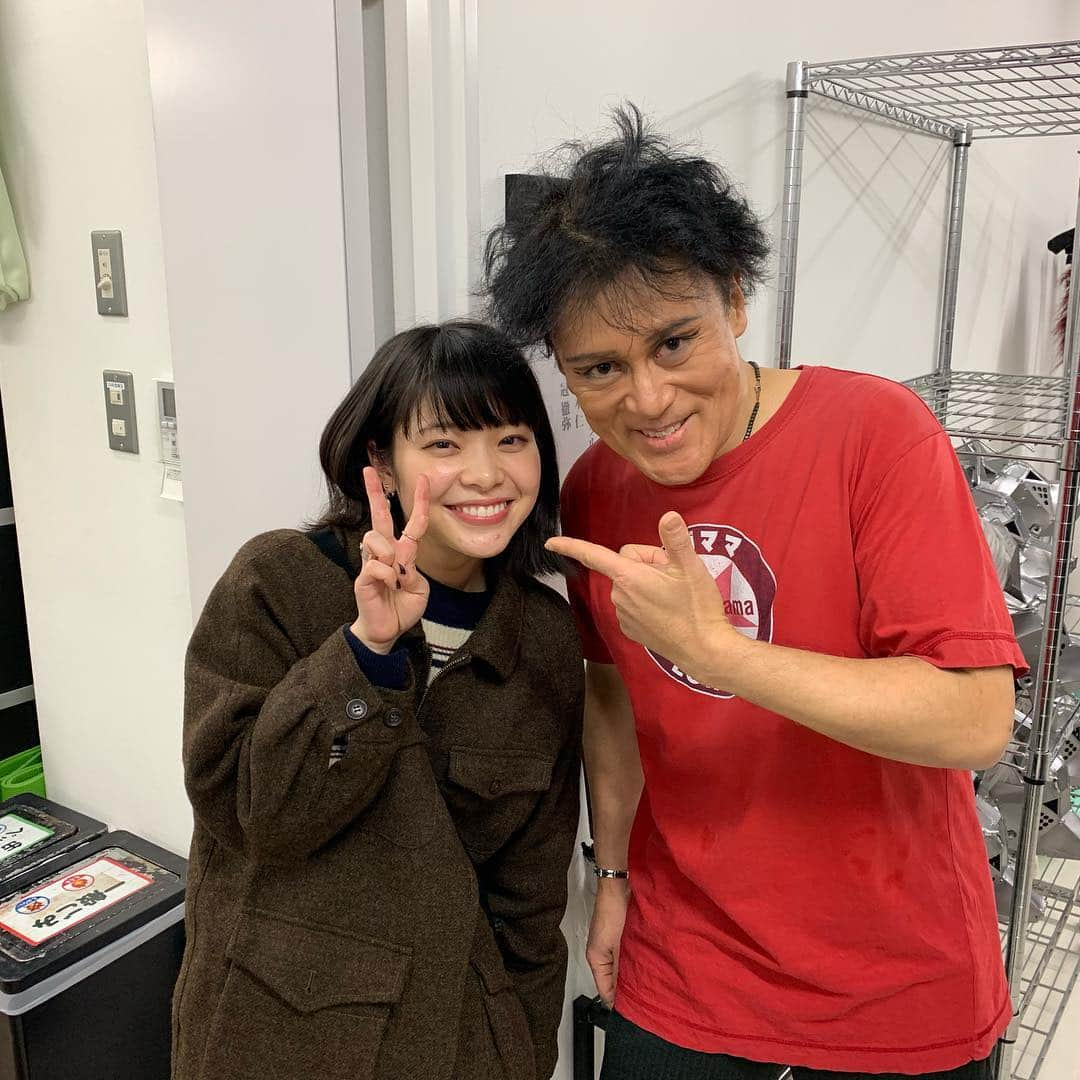 岸井ゆきのさんのインスタグラム写真 - (岸井ゆきのInstagram)「『メタルマクベスdisc3』 うわーい！たのしかったー！！！ ここに来るとみんなに会える！ 二年間のぐるぐる、お疲れ様でした、、、！ いのうえさんは『最後の回転だよ』ってニコニコしていました。遂げた人の顔。。敬礼！  ここにいると360度、走り出したくて仕方なくなる！笑 豊洲ごと抱きしめて、新感線の回転劇場納め。  メタマクぅ、たのしかったなぁ。 浦井さんもまさみさんも、もう皆様全員魅力爆発でバーンーザーイー🐰👧🏽🗣でした。 風髑髏が終わってから はや一年 ここへ観劇しにくる度 『おかえりなさい。』と迎えてくださったスタッフさんに大大感謝です。 わたしはただのファンなんだけれど この一言が毎回ほんとうにうれしかった。 最後のおかえりを聞いて向かう先は2019年ー！ なにがあるだろう 決め付けないでいくー またね、2018年！  いつも見てくださっているみなさんの 見えない力をより感じた一年でした。 ほんとうにどうもありがとう！ございます！ 来年もどうかよろしくおねがいします！ よいお年を！ あごニキビも終わってくれー👋🏼」12月31日 19時51分 - yukino_kishii