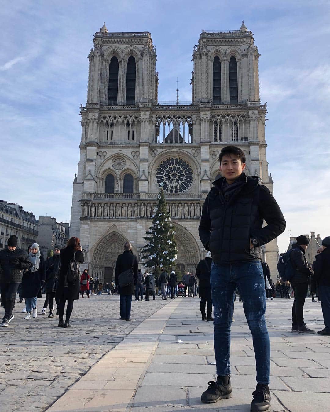 伊藤遼哉のインスタグラム：「良いお年を！  #パリ #2枚目すごい迫力 #3枚目は気温マイナス1度でアイスを食べてる写真」