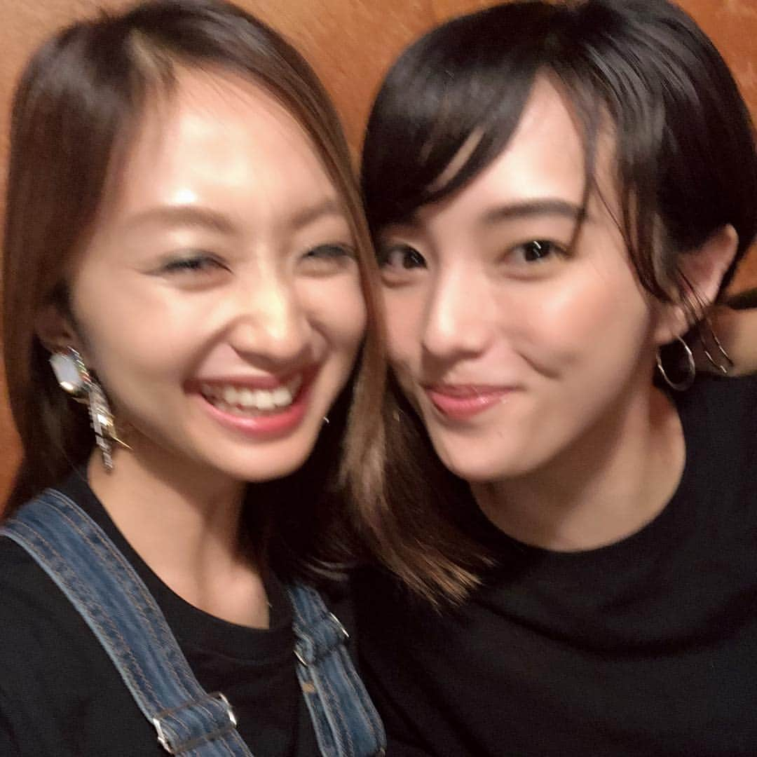 小貫智恵さんのインスタグラム写真 - (小貫智恵Instagram)「. 今年もたくさんお世話になりました。 . なんかずっと自分に納得できなくて、自分のことがすきになれなくて。 とにかくなにか挑戦しようと思った2018年でした。 . 週2日の休肝日設定の目標は2月で挫折しましたが笑、 化粧品検定1級の試験はなんとか合格しました😂🙌 仕事も笑ったり冗談を言ったりできるくらいになりました！笑 . そんな不器用な自分を応援してくれて、 『よかったね！』と褒めてくれる仲間や家族に感謝です。ほんとにありがとうございます。 . バタバタしてていつも何かに焦っていて笑、 喜怒哀楽も忙しいワタシですが、、、 ちょっとずつ、成長していけるようにまた日々がんばります。 . 2019年も よろしくお願いいたします🙏」12月31日 20時18分 - chie_0704