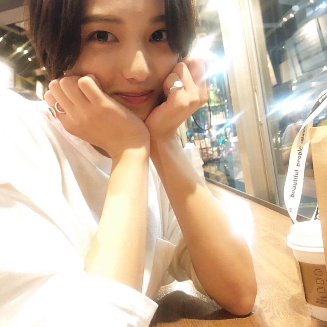 のインスタグラム：「. 今年もたくさんお世話になりました。 . なんかずっと自分に納得できなくて、自分のことがすきになれなくて。 とにかくなにか挑戦しようと思った2018年でした。 . 週2日の休肝日設定の目標は2月で挫折しましたが笑、 化粧品検定1級の試験はなんとか合格しました😂🙌 仕事も笑ったり冗談を言ったりできるくらいになりました！笑 . そんな不器用な自分を応援してくれて、 『よかったね！』と褒めてくれる仲間や家族に感謝です。ほんとにありがとうございます。 . バタバタしてていつも何かに焦っていて笑、 喜怒哀楽も忙しいワタシですが、、、 ちょっとずつ、成長していけるようにまた日々がんばります。 . 2019年も よろしくお願いいたします🙏」