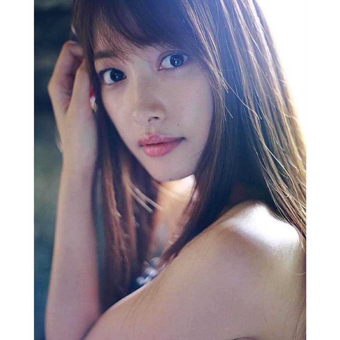 中山絵梨奈のインスタグラム：「2018年、変わらず応援してくださった皆さまありがとうございました。 今年は長い人生で考えて、とても良い1年となりました！ 色んなことが充電できた1年でした！ 皆さまはどんな1年でしたか？ 来年も輝く年となりますように…✨ 良いお年をお迎えください✨🌈 . #2018  #photograph  #中山絵梨奈」