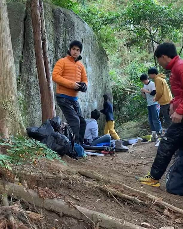 義村萌のインスタグラム：「2018.12.31 豊田 梟城址 球根 e . スタートと足秘密みたいになっててかんちゃんおもろい。笑笑 . 自分じゃあんまり動画撮らないのでありがとうございます😊 🎥 @goto_yuto . #climbing #bouldering #豊田 #梟城址」