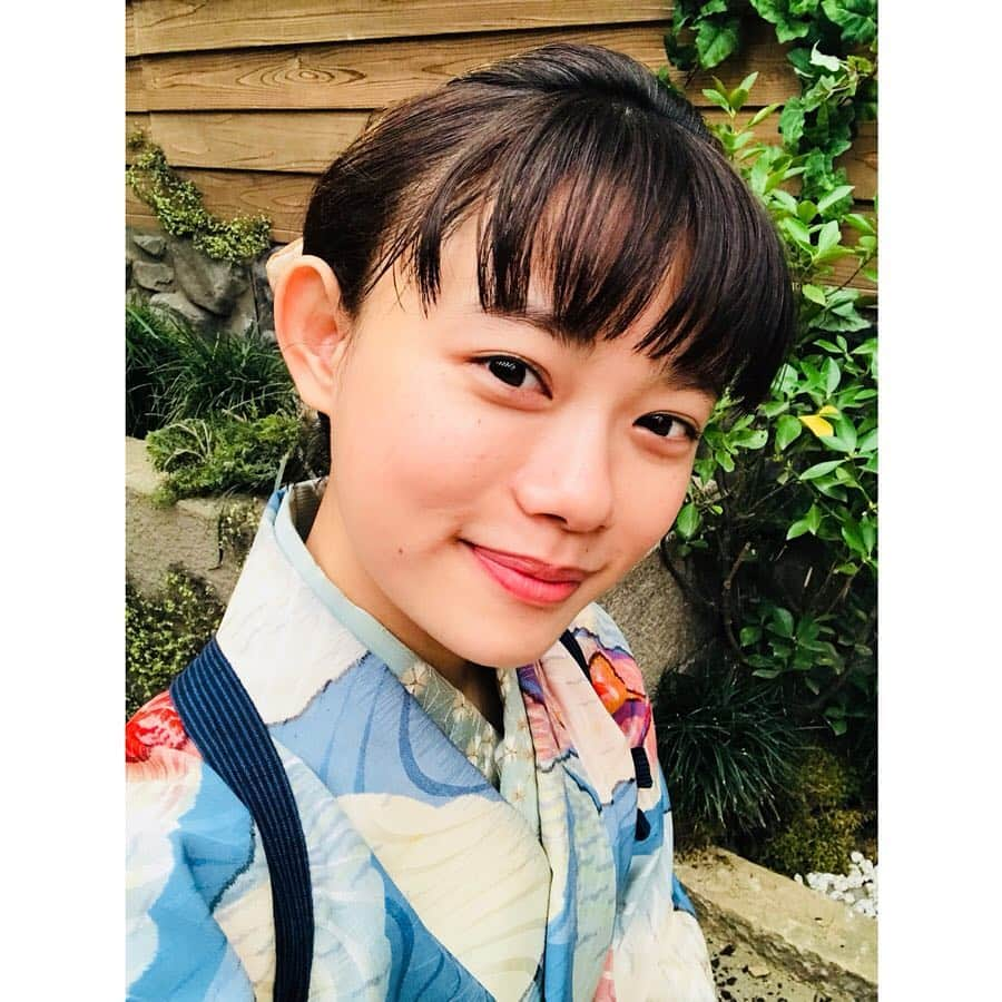 杉咲花さんのインスタグラム写真 - (杉咲花Instagram)「大晦日ですね。 役作りのためにばっさりと髪を切ることからはじまった2018年はすごいスピードで流れてゆき、あっという間にもうこんな時期。！ それぞれの現場の時の写真を振り返ってみたけれど、改めて今年は ほんとに色んな経験をさせてもらったなぁ。 パワフルで前向きな 新しい気持ちと、大事な仲間に出会わせてもらった「花のち晴れ」(１枚目の写真は衣装合わせのとき。顔が緊張してる 笑)。みんなのエネルギーに日々圧倒されながら、刺激的な時間を過ごさせてもらった「十二人の死にたい子どもたち」。苦しくて苦しくてたまらなかったけど確かな光が見えた「楽園」の現場。そして来年にかけてまだまだ撮影真っ最中の「ハケン占い師アタル」「いだてん」の現場。めまぐるしい毎日だったけど、嬉しい気持ちも悔しい気持ちも悲しい気持ちも、なるべく全部こぼれ落ちないように向き合いながら、今年も進むことができたと思う。 ほんと、楽しかった。毎日毎日楽しかった！ 念願のラジオ番組も持たせてもらえて、最高だった！ あと、一年の締めくくりに、大大大好きなガキ使に出させてもらうことができたことも！！嬉しすぎました。 来年もこつこつ頑張ってまいりたいと思いますので、是非楽しみにしていてくださると嬉しいです。 今年もありがとうみなさん。 私と出会ってくれて、どうもありがとう。 良いお年を。😊」12月31日 21時06分 - hanasugisaki