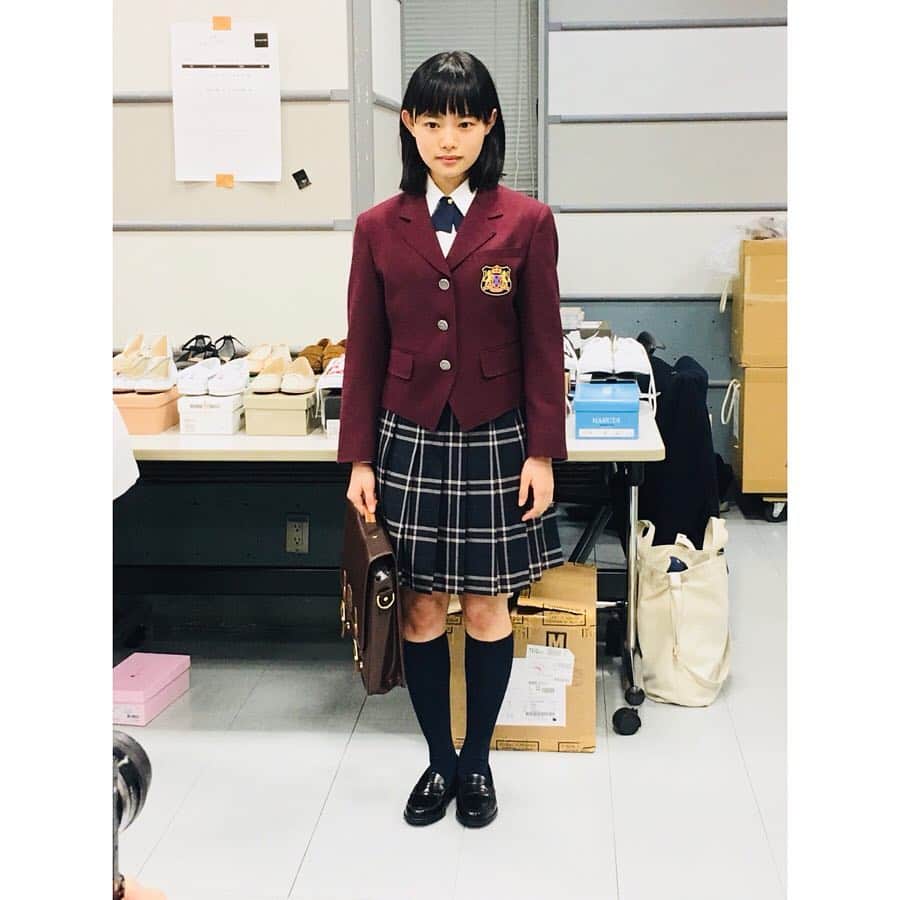 杉咲花のインスタグラム：「大晦日ですね。 役作りのためにばっさりと髪を切ることからはじまった2018年はすごいスピードで流れてゆき、あっという間にもうこんな時期。！ それぞれの現場の時の写真を振り返ってみたけれど、改めて今年は ほんとに色んな経験をさせてもらったなぁ。 パワフルで前向きな 新しい気持ちと、大事な仲間に出会わせてもらった「花のち晴れ」(１枚目の写真は衣装合わせのとき。顔が緊張してる 笑)。みんなのエネルギーに日々圧倒されながら、刺激的な時間を過ごさせてもらった「十二人の死にたい子どもたち」。苦しくて苦しくてたまらなかったけど確かな光が見えた「楽園」の現場。そして来年にかけてまだまだ撮影真っ最中の「ハケン占い師アタル」「いだてん」の現場。めまぐるしい毎日だったけど、嬉しい気持ちも悔しい気持ちも悲しい気持ちも、なるべく全部こぼれ落ちないように向き合いながら、今年も進むことができたと思う。 ほんと、楽しかった。毎日毎日楽しかった！ 念願のラジオ番組も持たせてもらえて、最高だった！ あと、一年の締めくくりに、大大大好きなガキ使に出させてもらうことができたことも！！嬉しすぎました。 来年もこつこつ頑張ってまいりたいと思いますので、是非楽しみにしていてくださると嬉しいです。 今年もありがとうみなさん。 私と出会ってくれて、どうもありがとう。 良いお年を。😊」