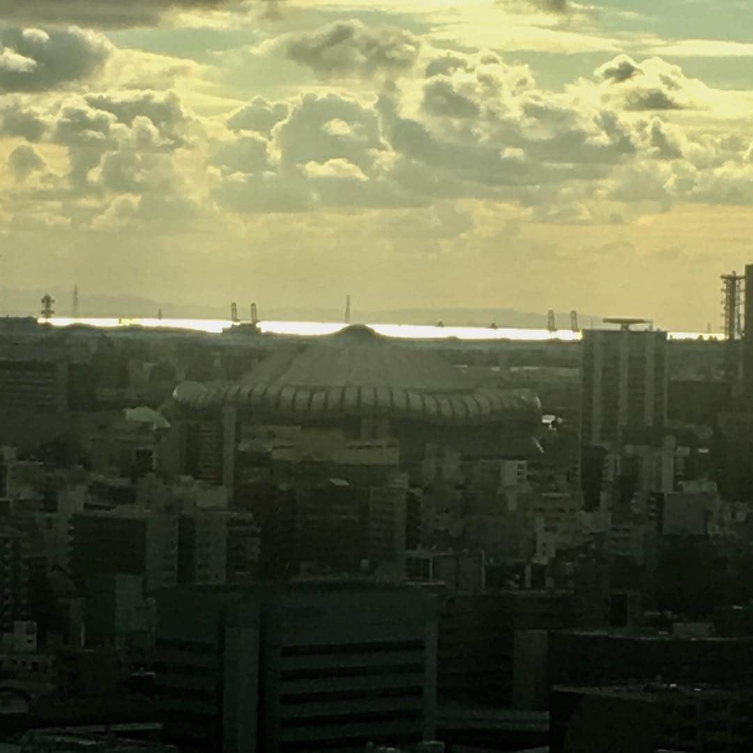 青木源太さんのインスタグラム写真 - (青木源太Instagram)「とっくりに似た形の建物を、 大阪で見つけました。  今年もお世話になりました。  #NEWS #アナウンサー #青木源太 #とっくり #とっくりおじさん」12月31日 21時43分 - aoki.genta
