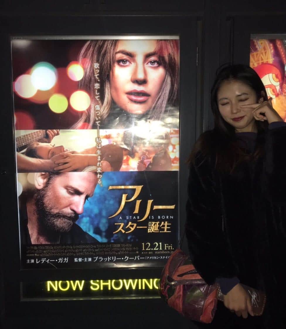 藤咲百恵のインスタグラム：「. 2018ラスト映画💃🏻✨ すんごく良かったです😭 . . #アリースター誕生 #レディーガガ #映画 #新宿バルト9 #日本 #アリー #新宿 #映画館 #movie #ladygaga #ガガ泣き #shinjuku #japanesegirl #asiangirls #with #friends」