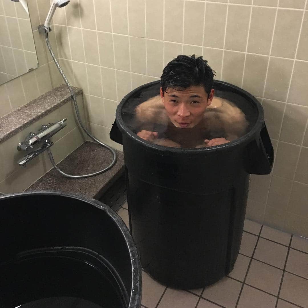 西山大雅さんのインスタグラム写真 - (西山大雅Instagram)「. 僕に関わる全ての人に感謝。 色々な意味で忘れられない1年となりやした 2019年は横浜からは離れた地ですが頑張ってきます 心の片隅でも応援してくださると嬉しいです ありがとう2018年 . #新体制発表会 #デビュー戦 #からの3連続マチノ #これぞインスタ萎え #ズボンより先に #靴を履いちゃいました #優しいパイセン海夏くん #写真のチョイスの癖 #こんな僕ですが #来年もよろしくお願いいたします」12月31日 22時10分 - n_taiga0824