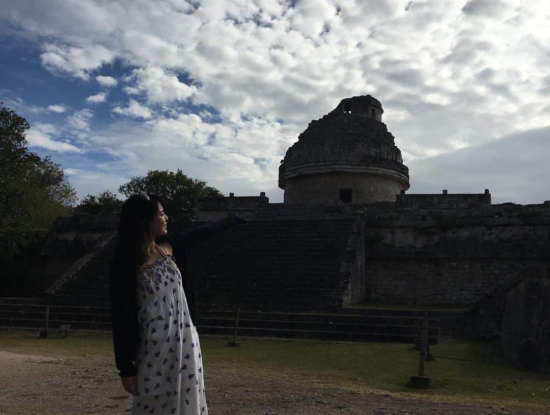 早川茉希さんのインスタグラム写真 - (早川茉希Instagram)「📍Chechen Itza(チチェン・イッツァ)  マヤ遺跡の世界遺産、チチェン・イッツァ。 マヤ文明は、今でも謎多き文明です✨  このピラミッドは暦になっていて、 年に2回、春分の日と秋分の日に 蛇（の影）が現れる 「ククルカンの降臨」を見ることができます🐍  更に、手を叩くと 蛇の鳴き声が聞こえるというので みんなで叩いてみました😳👏 （3枚目の動画） 微かな高い音、聞こえますか？？ 反響音なのだそう！ 計算され尽くしたピラミッドを作ったマヤ人、凄い！！👏✨ ・ マヤ人やマヤ語についての ガイドさんの話が面白くて すごく興味深かった😍✨ ・ 昔、マヤ人の身分の高い人は、 トウモロコシと蛇に近づこうと 赤ちゃんの時から額を変形させ、 寄り目にしていたのだそう😂  その時代、その土地の 色んな“美”があるんだなぁ✨  #チチェンイッツァ #ピラミッド #マヤ文明 #マヤ遺跡 #暦 #cancun #カンクン旅行 #travel #タビジョ #旅行好きな人と繋がりたい #カンクンツアー」1月1日 3時52分 - maki_hayakawa