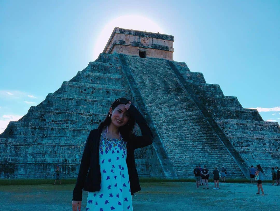 早川茉希さんのインスタグラム写真 - (早川茉希Instagram)「📍Chechen Itza(チチェン・イッツァ)  マヤ遺跡の世界遺産、チチェン・イッツァ。 マヤ文明は、今でも謎多き文明です✨  このピラミッドは暦になっていて、 年に2回、春分の日と秋分の日に 蛇（の影）が現れる 「ククルカンの降臨」を見ることができます🐍  更に、手を叩くと 蛇の鳴き声が聞こえるというので みんなで叩いてみました😳👏 （3枚目の動画） 微かな高い音、聞こえますか？？ 反響音なのだそう！ 計算され尽くしたピラミッドを作ったマヤ人、凄い！！👏✨ ・ マヤ人やマヤ語についての ガイドさんの話が面白くて すごく興味深かった😍✨ ・ 昔、マヤ人の身分の高い人は、 トウモロコシと蛇に近づこうと 赤ちゃんの時から額を変形させ、 寄り目にしていたのだそう😂  その時代、その土地の 色んな“美”があるんだなぁ✨  #チチェンイッツァ #ピラミッド #マヤ文明 #マヤ遺跡 #暦 #cancun #カンクン旅行 #travel #タビジョ #旅行好きな人と繋がりたい #カンクンツアー」1月1日 3時52分 - maki_hayakawa