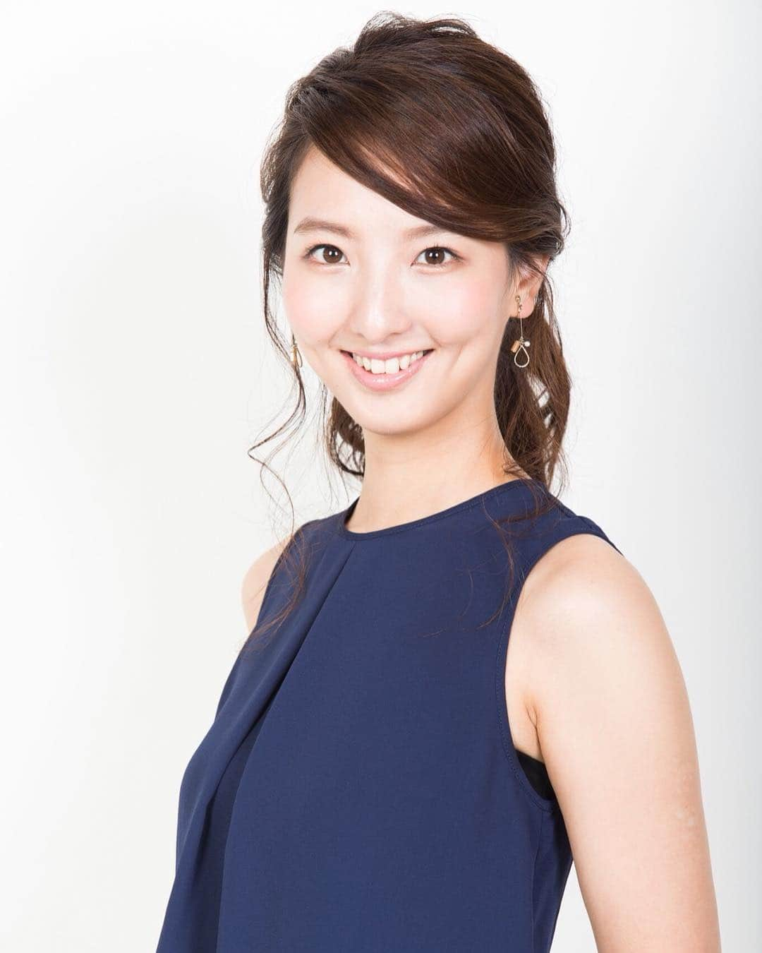 北川莉子のインスタグラム：「🙇‍♀️🙇‍♀️🙇‍♀️ ． 2018年も残り2時間を切りましたね〜！ ． 今年もたくさんの出会い、学びがあり 充実した1年でした😌 お世話になった皆さん 本当にありがとうございました💓 2019年もよろしくお願いします😊 ． そして… 先週、小さい頃から大好きだった 祖母が天国に旅立ちました。 今まで祖母からもらった愛情を力に 来年も頑張りたいと思います。 ． 年始のご挨拶は控えさせて頂きます。」